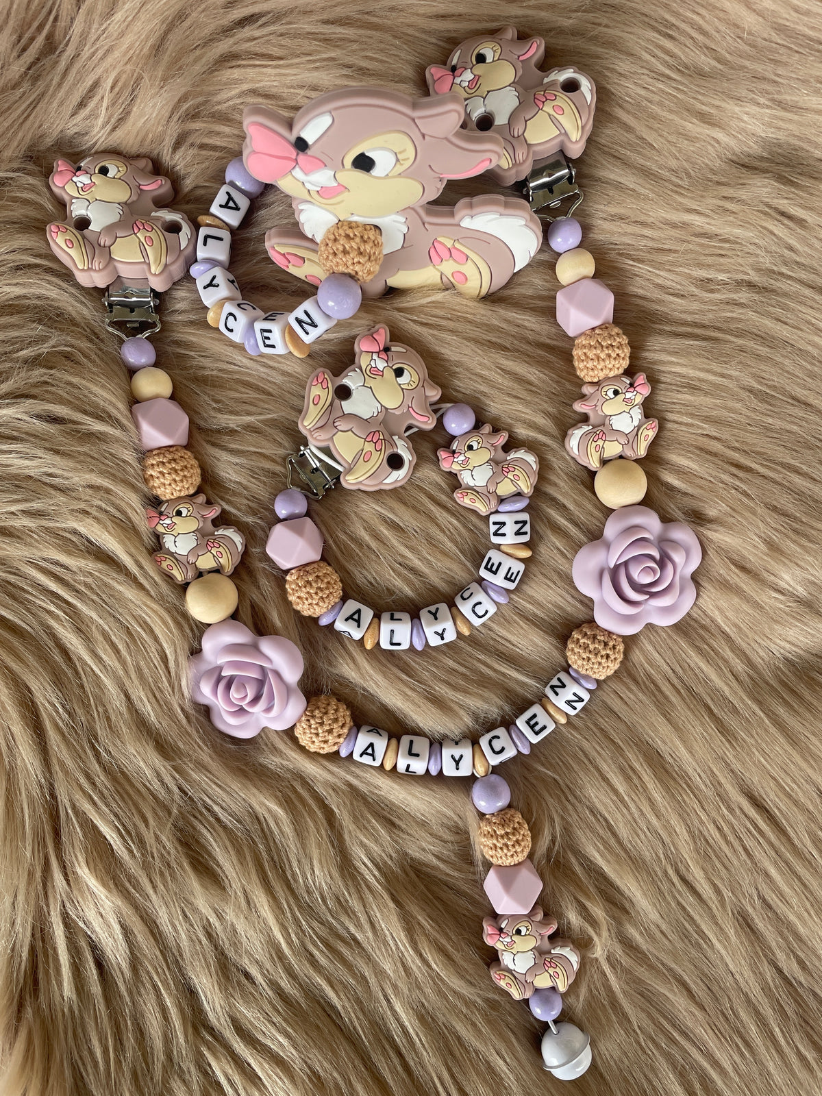 Schnullerkette, Kinderwagenkette und Greifring Hase in flieder-beige, personalisiert