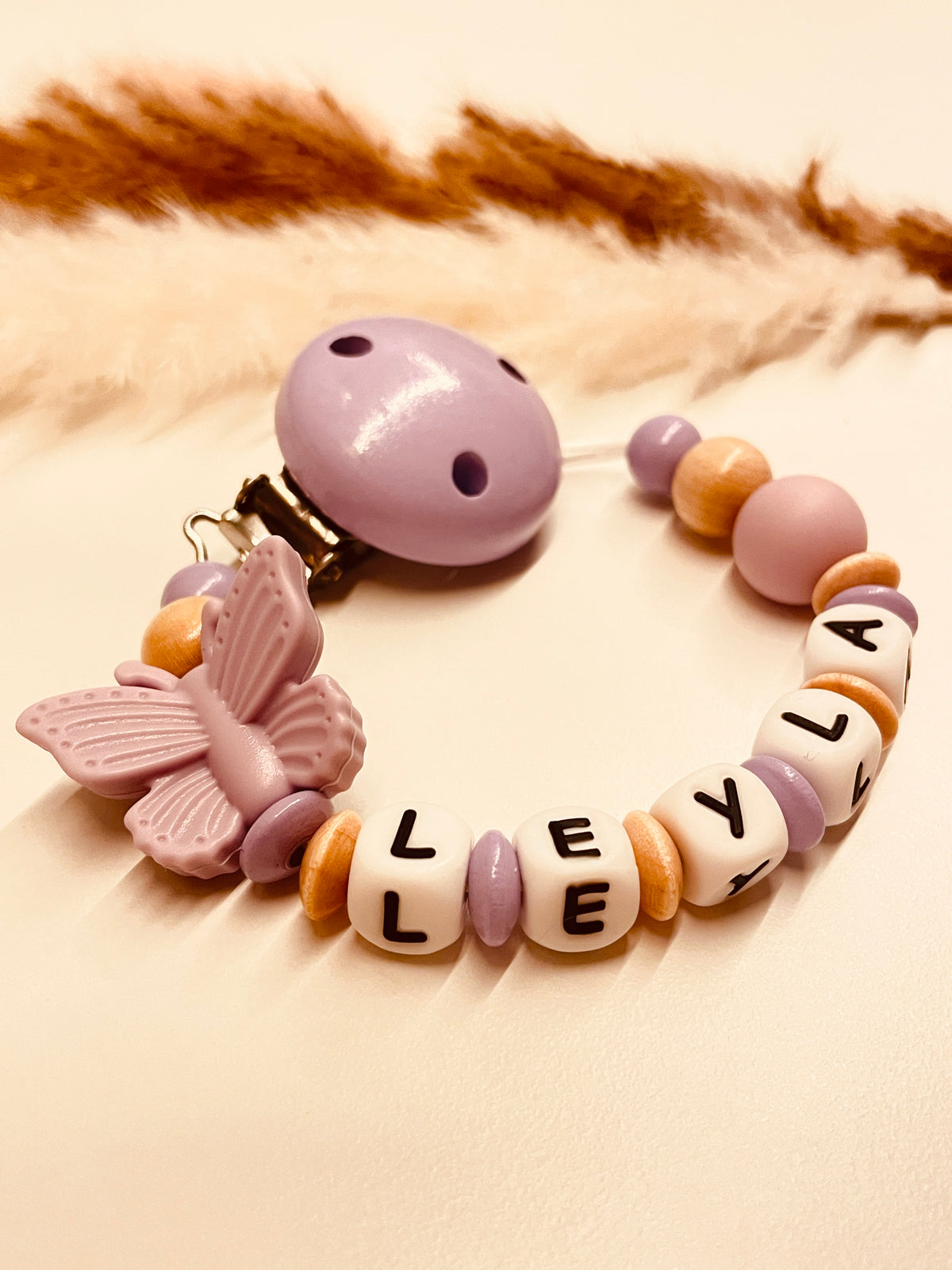Schnullerkette Schmetterling flieder beige personalisiert Geschenk Geburt Baby