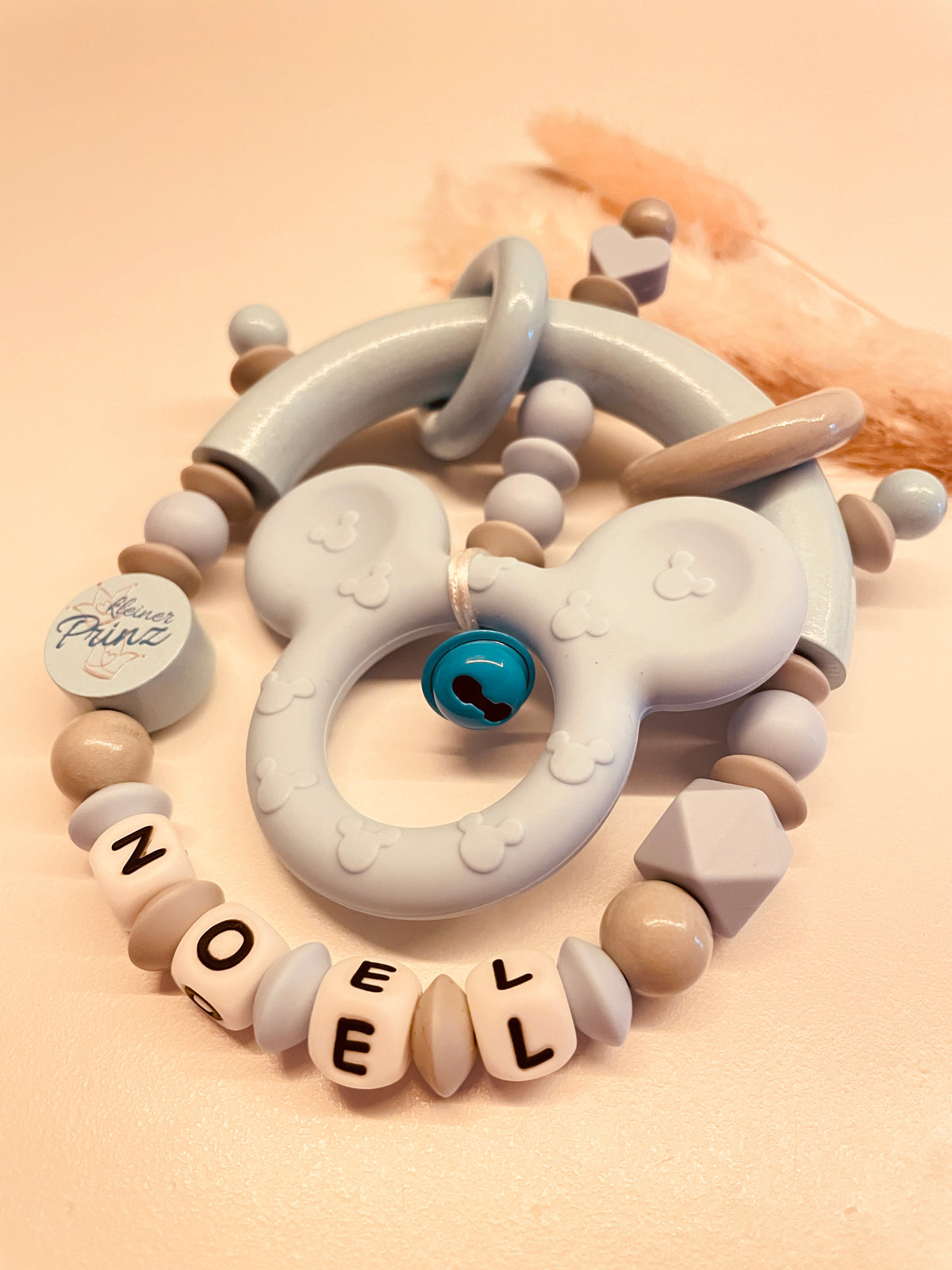 Greifring personalisiert mit Namen für Jungen in blau und grau, kleiner Prinz Perle, Geschenk Baby, Geburt
