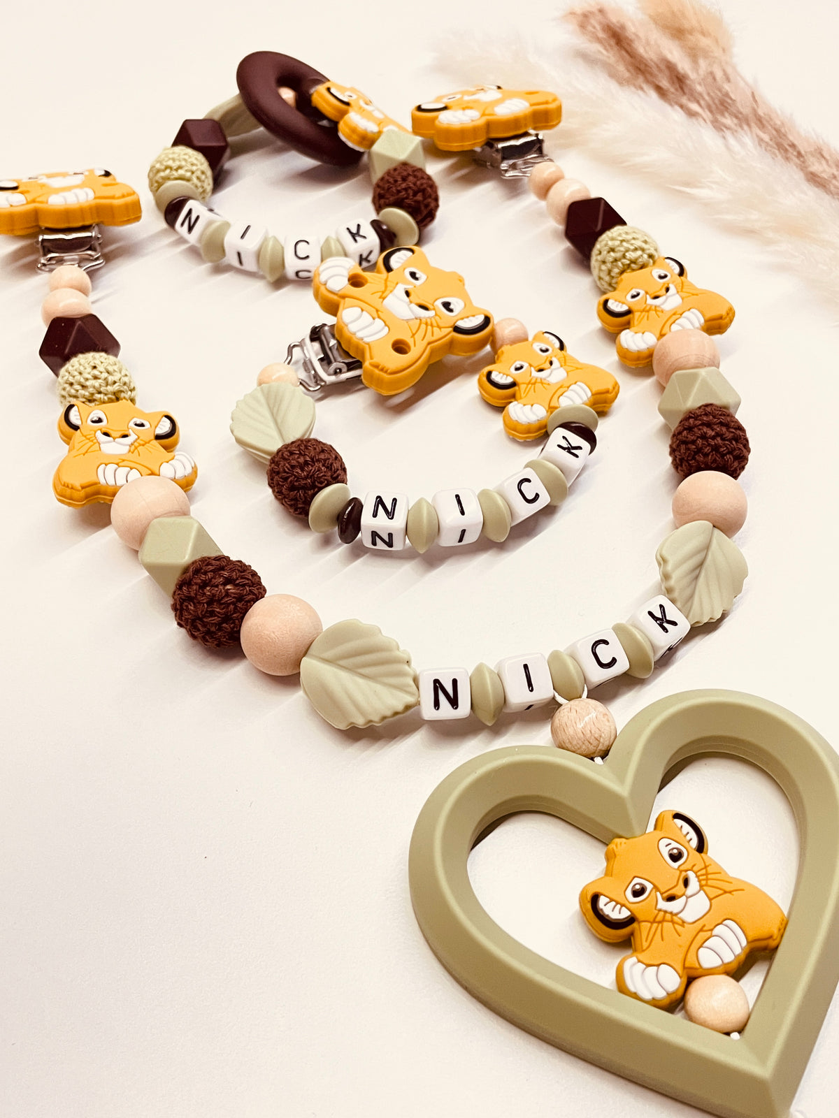 Schnullerkette Löwe lint braun Set mit Kinderwagenkette Greifring personalisiert handgefertigt Babygeschenk