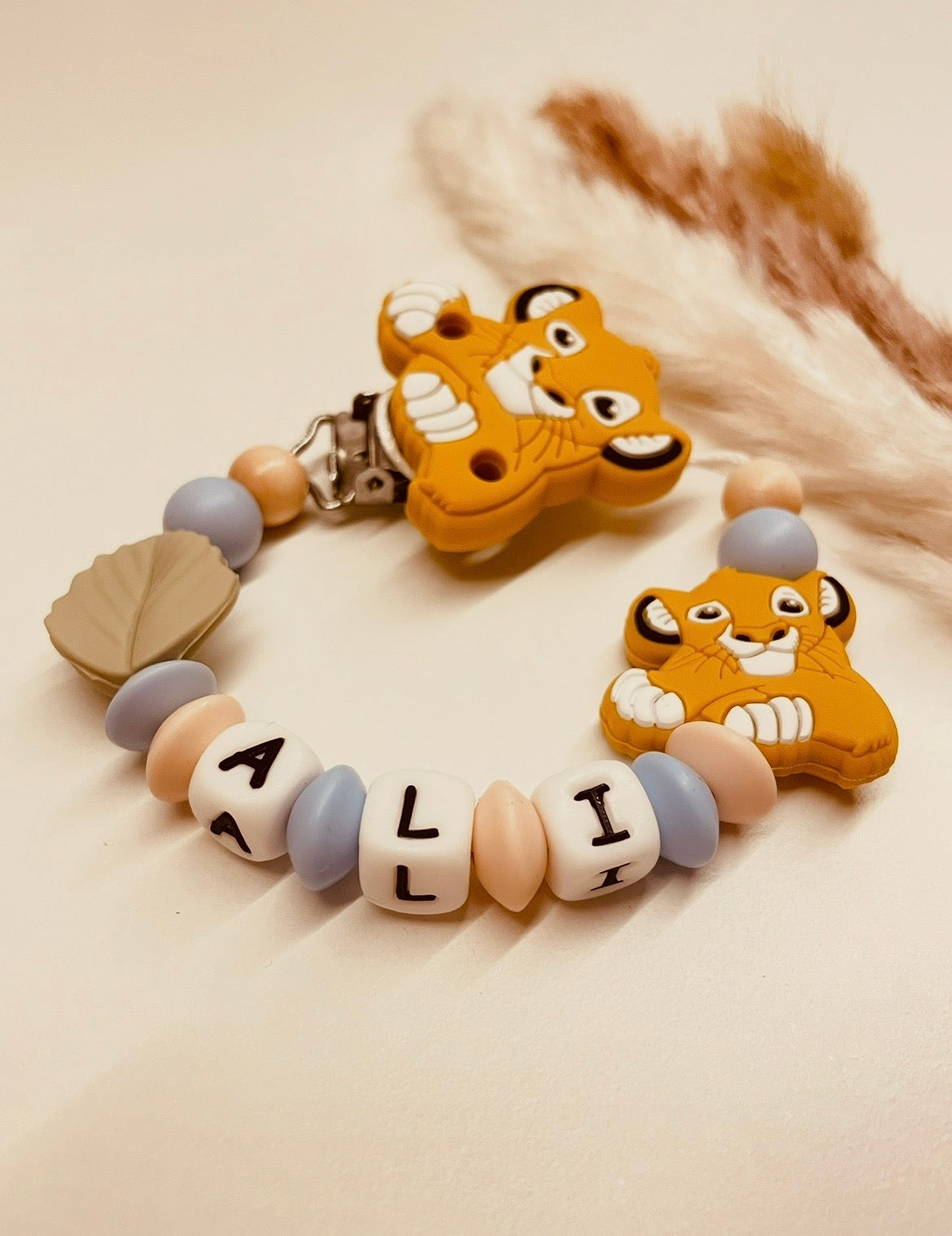 Schnullerkette Löwe beige blau personalisiert Junge Geschenk Geburt Baby