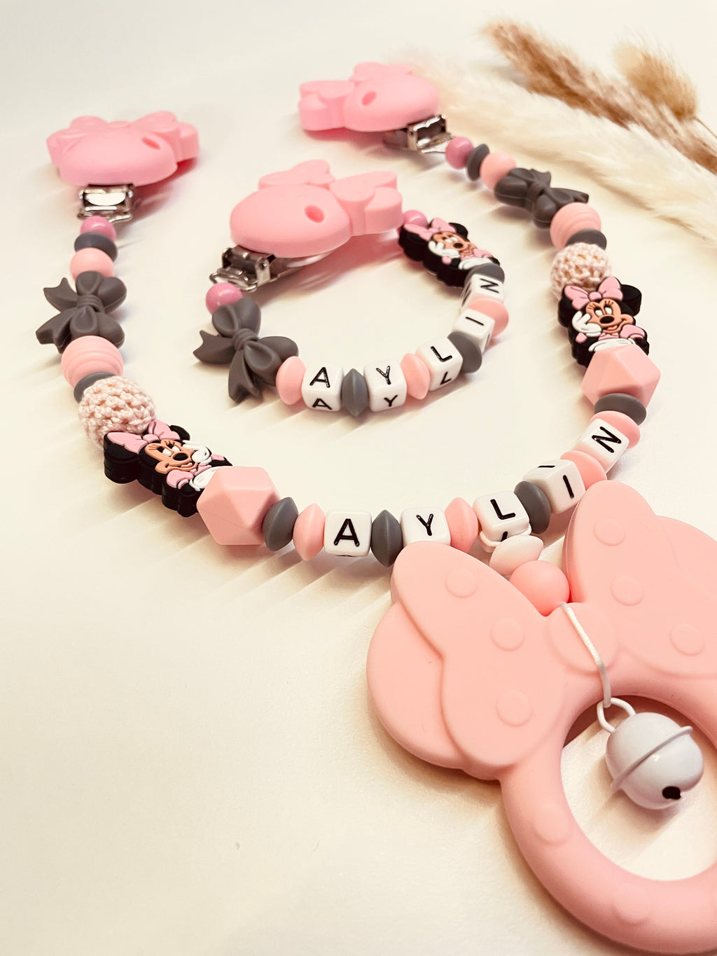 Schnullerkette, Kinderwagenkette und Greifring Maus Figur grau rosa, personalisiert
