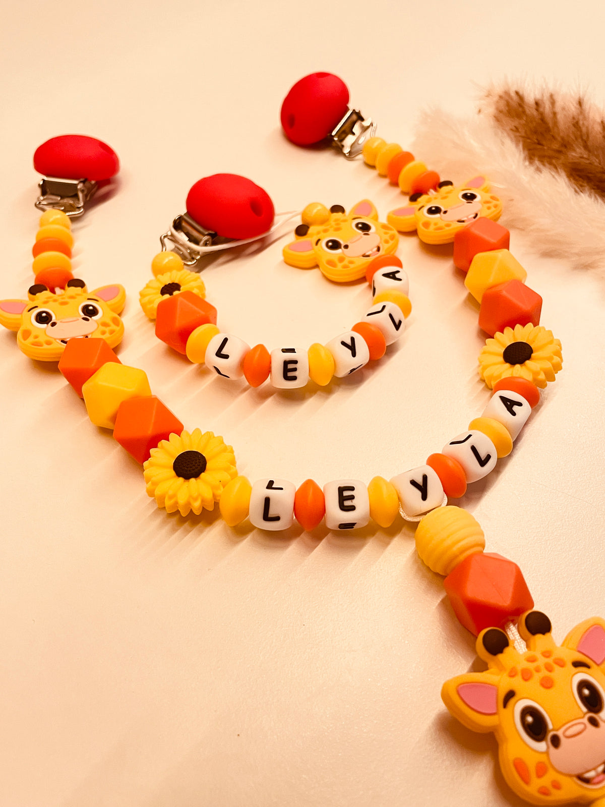 Schnullerkette, Kinderwagenkette personalisiert Giraffe Blume gelb orange rot