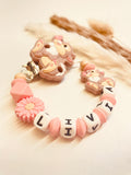 Schnullerkette Hase mit Blume in rosa, personalisiert mit Namen