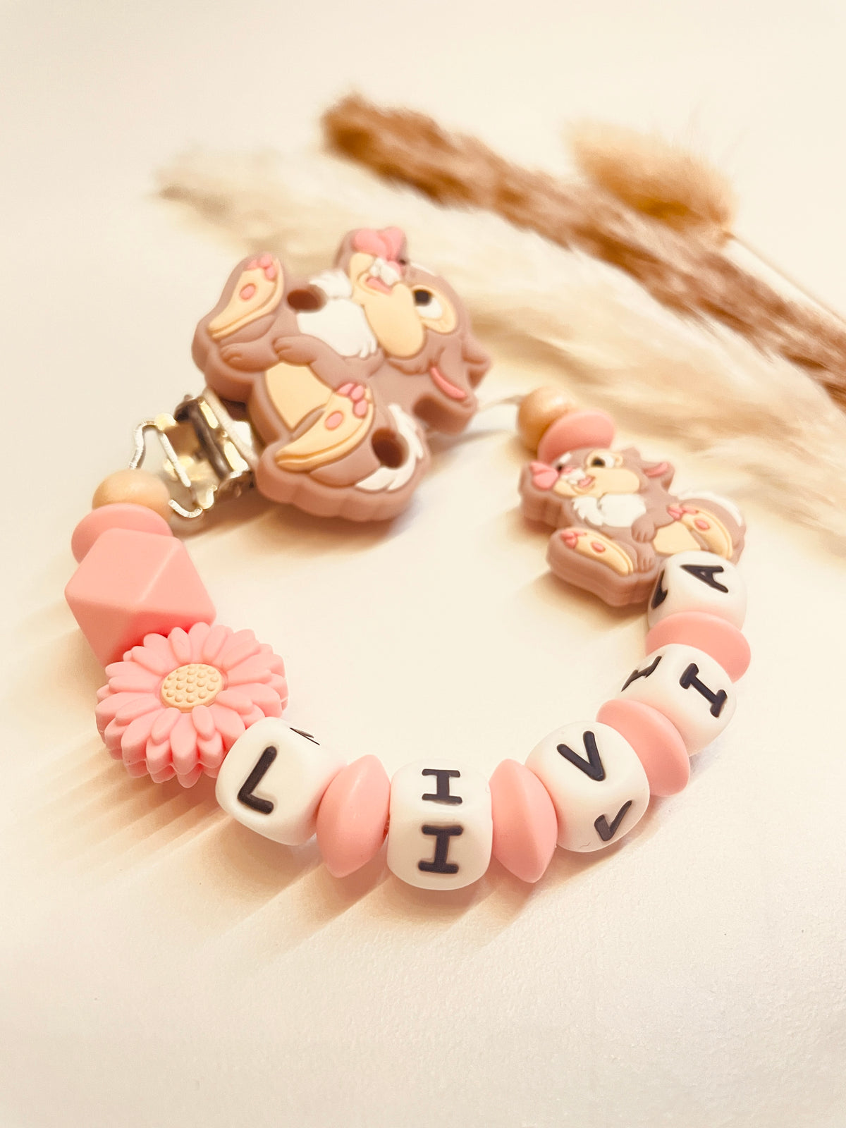 Schnullerkette Hase mit Blume in rosa, personalisiert mit Namen