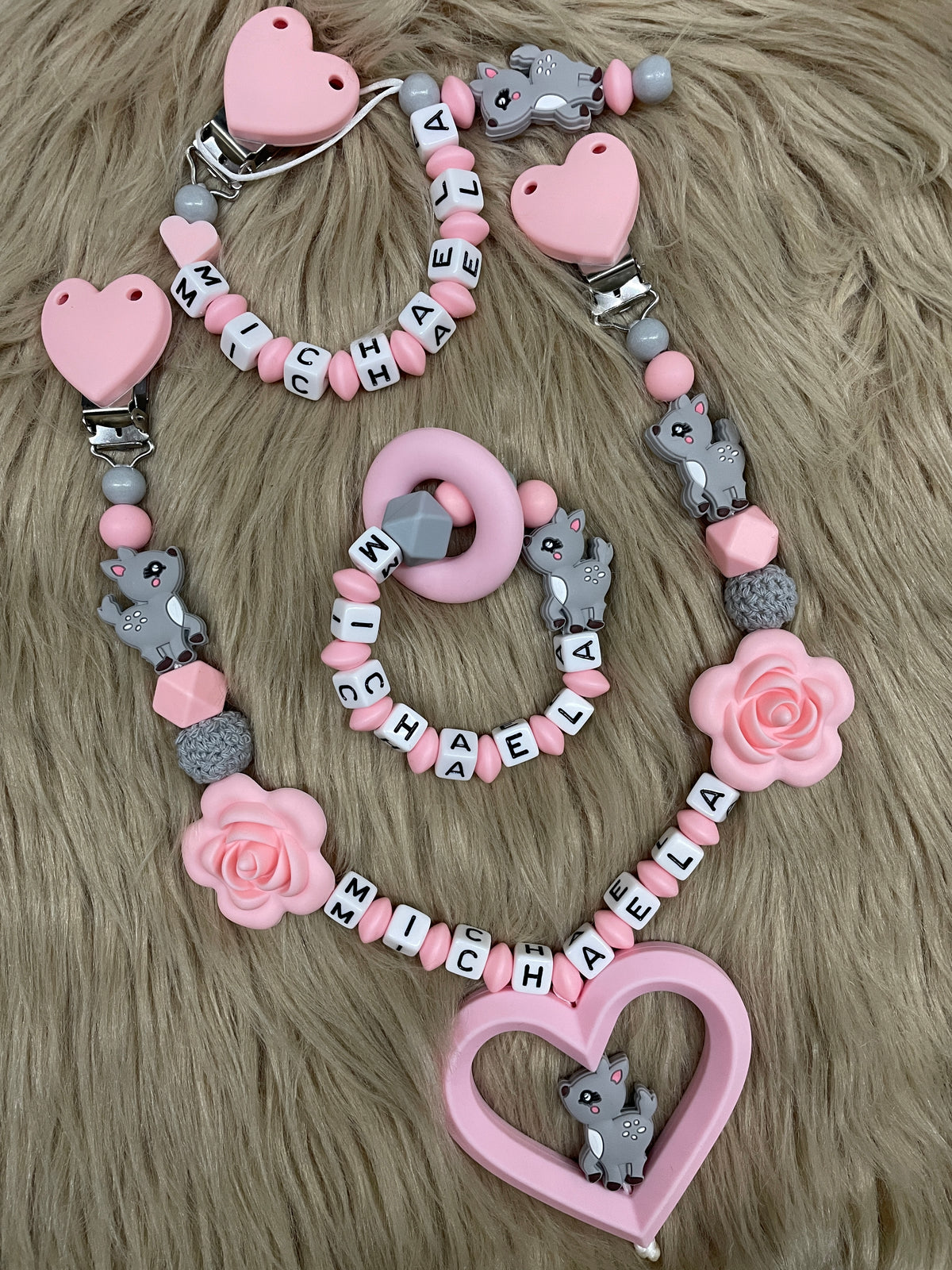 Schnullerkette, Kinderwagenkette und Greifring Reh in rosa-grau, personalisiert mit Namen