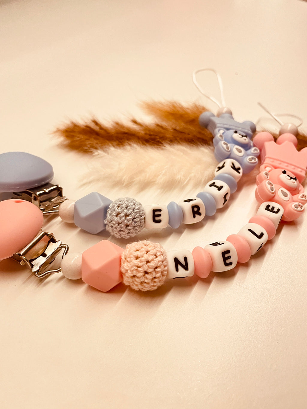 Schnullerkette Bär mit Krone blau oder rosa, personalisiert mit Namen