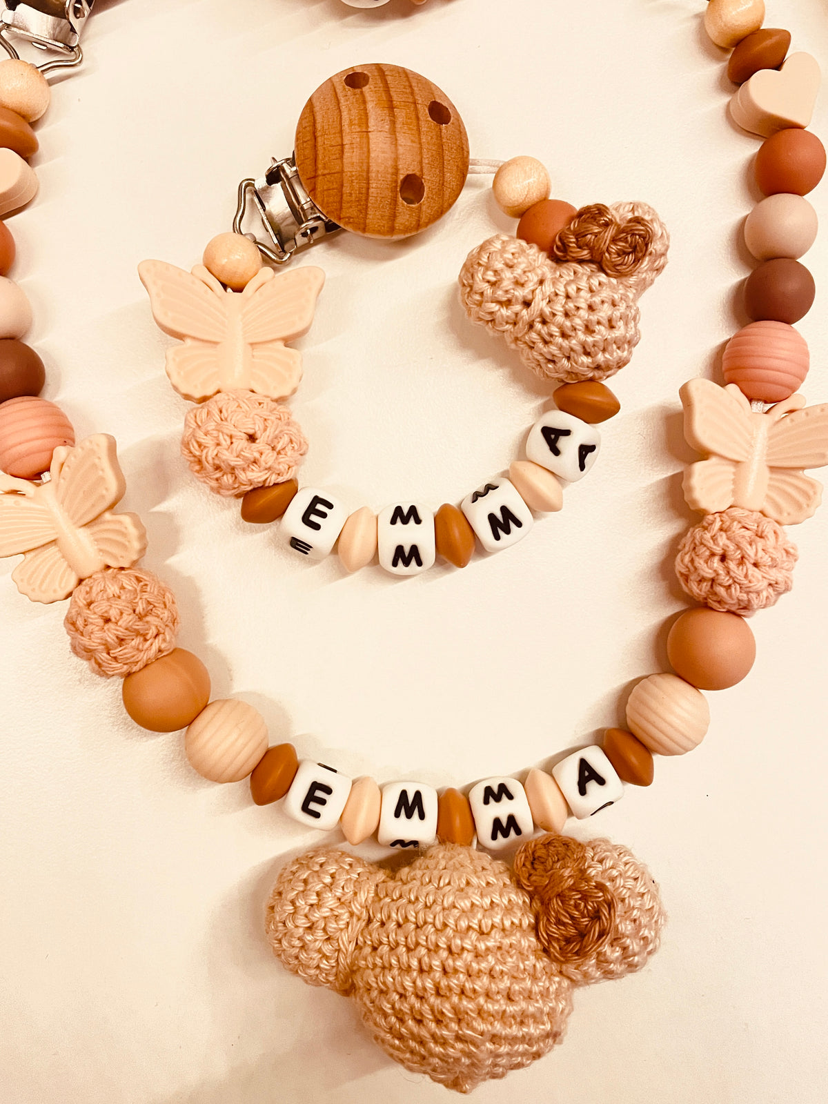 Gehäkelte Schnullerkette mit Maus und Schmetterling Detailansicht handgefertigt Babygeschenk
