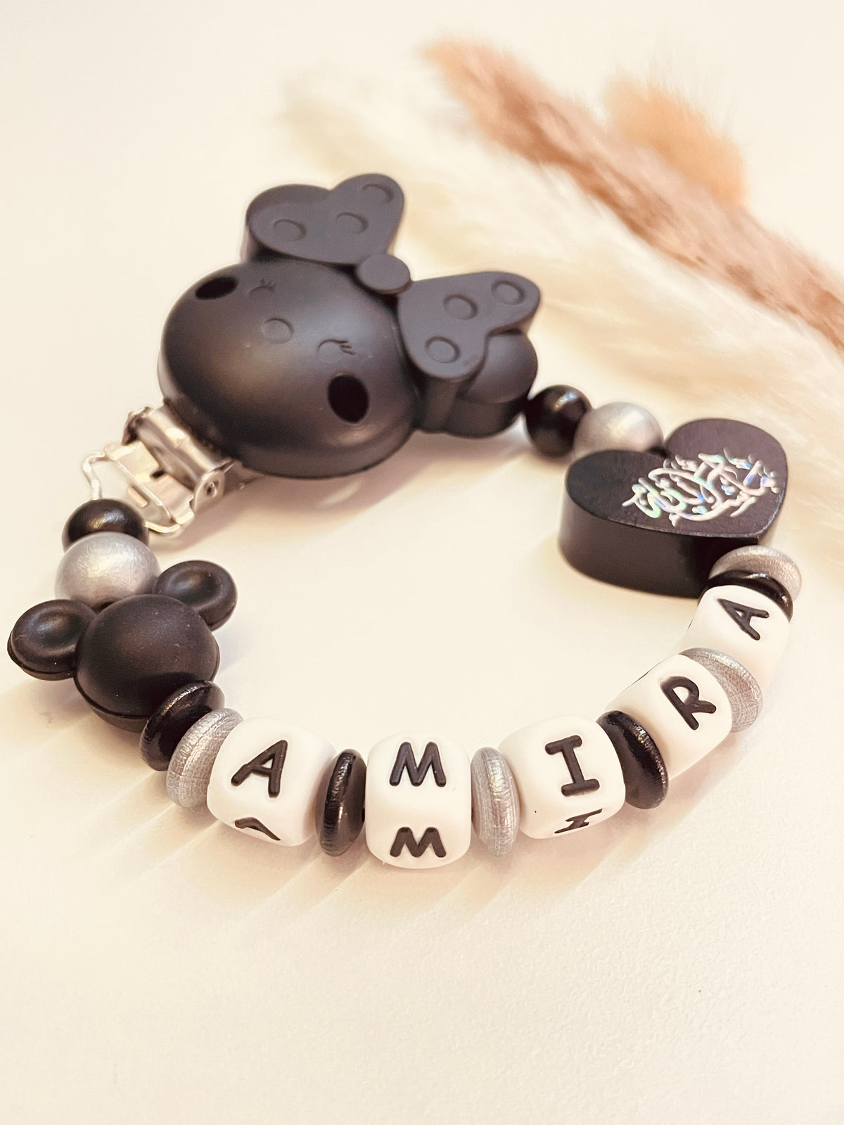 Schnullerkette Mashallah schwarz silber Detailansicht mit Herz personalisierbar