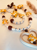 Schnullerkette, Kinderwagenkette, Greifring  personalisiert Löwe beige braun