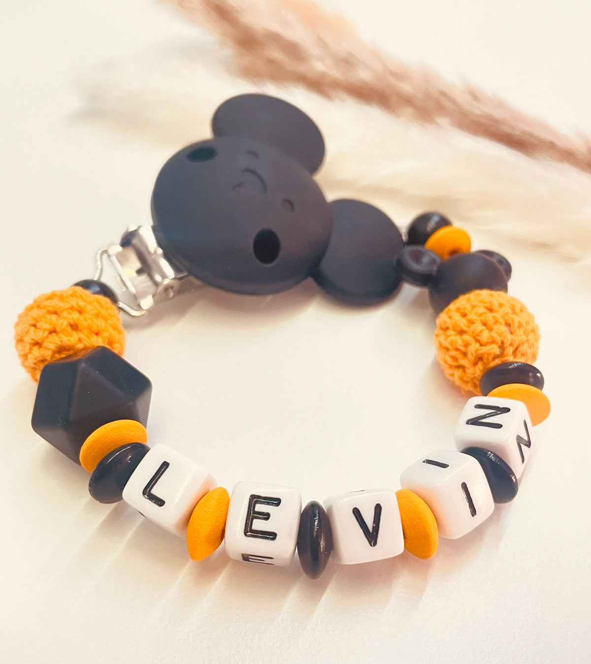 Schnullerkette Maus schwarz orange personalisiert handgefertigt Babygeschenk