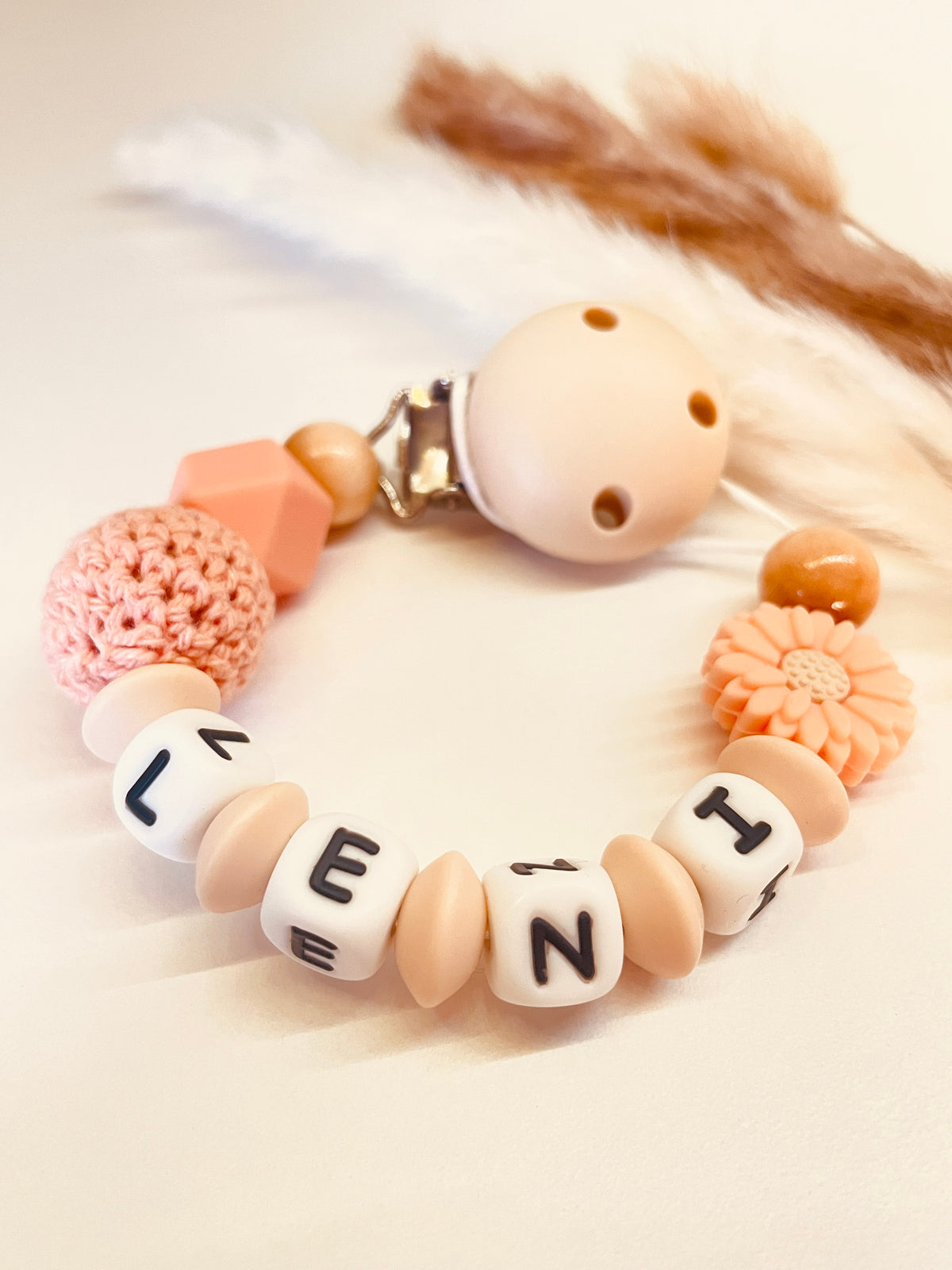 Schnullerkette Blume in beige-apricot, personalisiert mit Namen