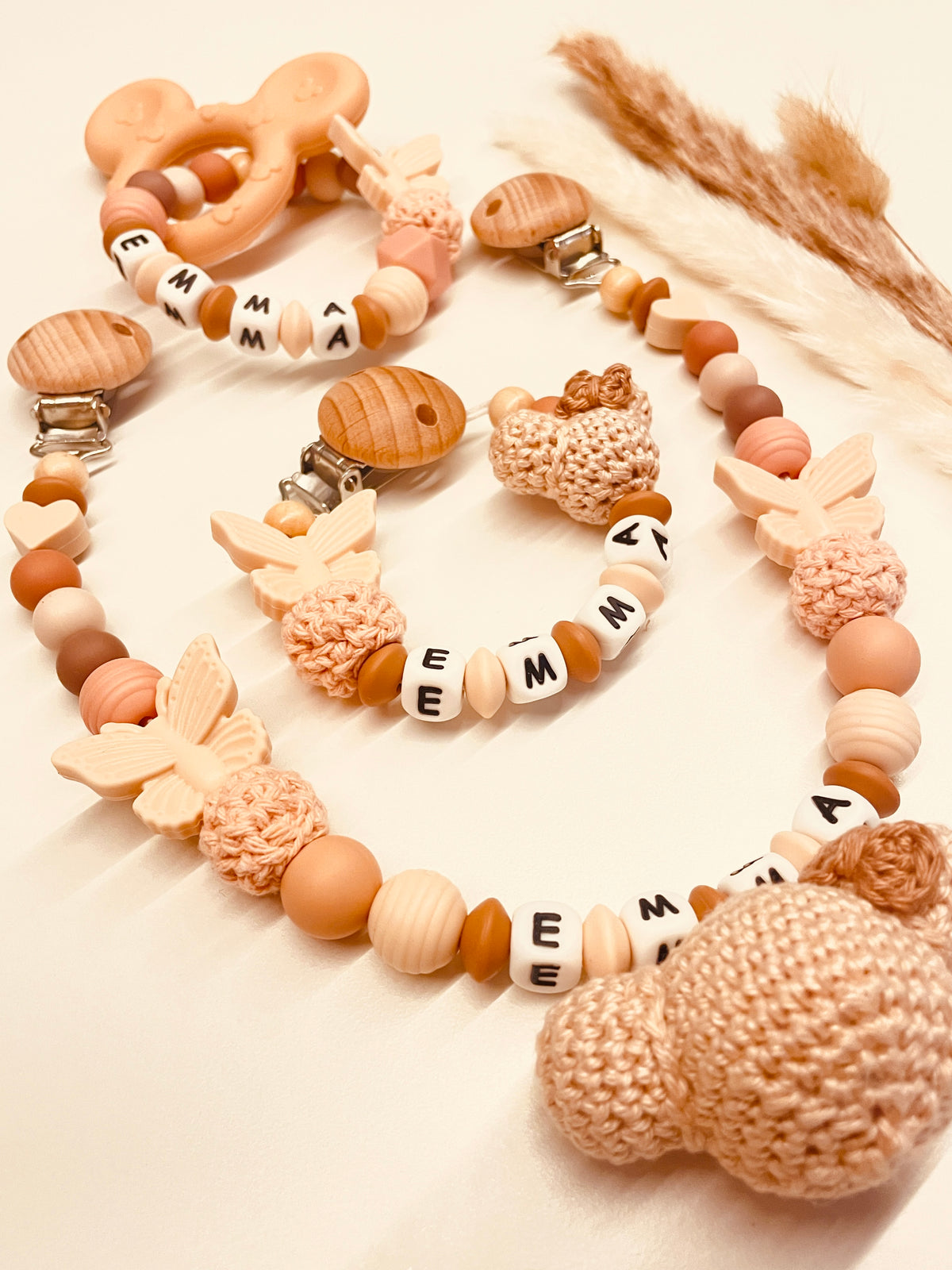 Schnullerkette Maus Schmetterling gehäkelt braun peach beige personalisiert mit Namen

