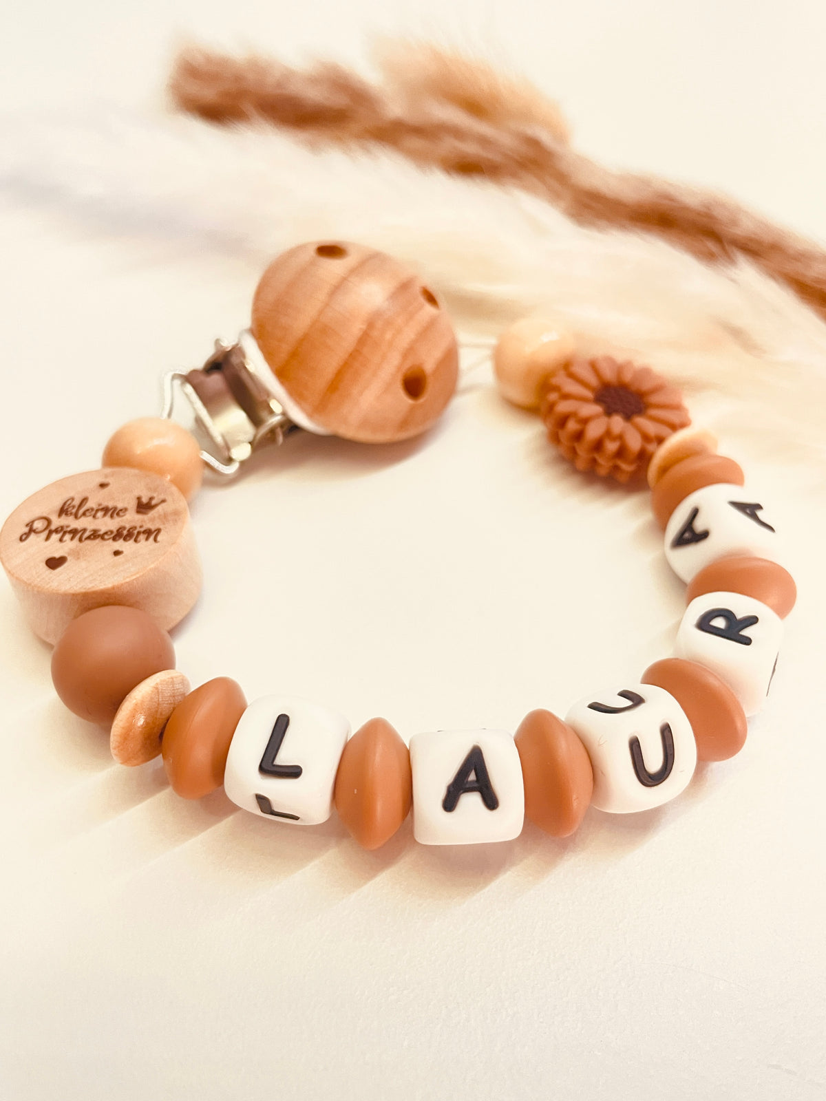 Schnullerkette Blume kleine Prinzessin in rostbraun-natur, personalisiert mit Namen