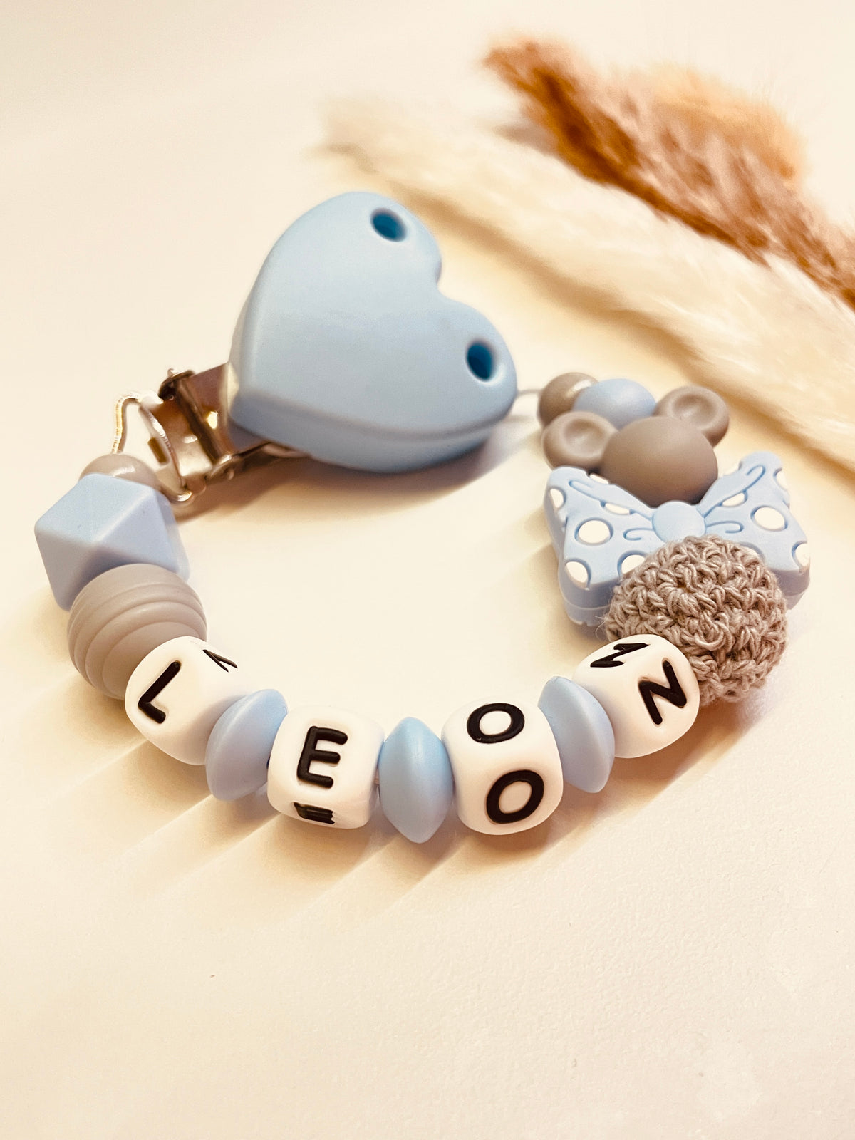 Schnullerkette Maus mit Schleife blau grau personalisiert handgefertigt Babygeschenk Junge
