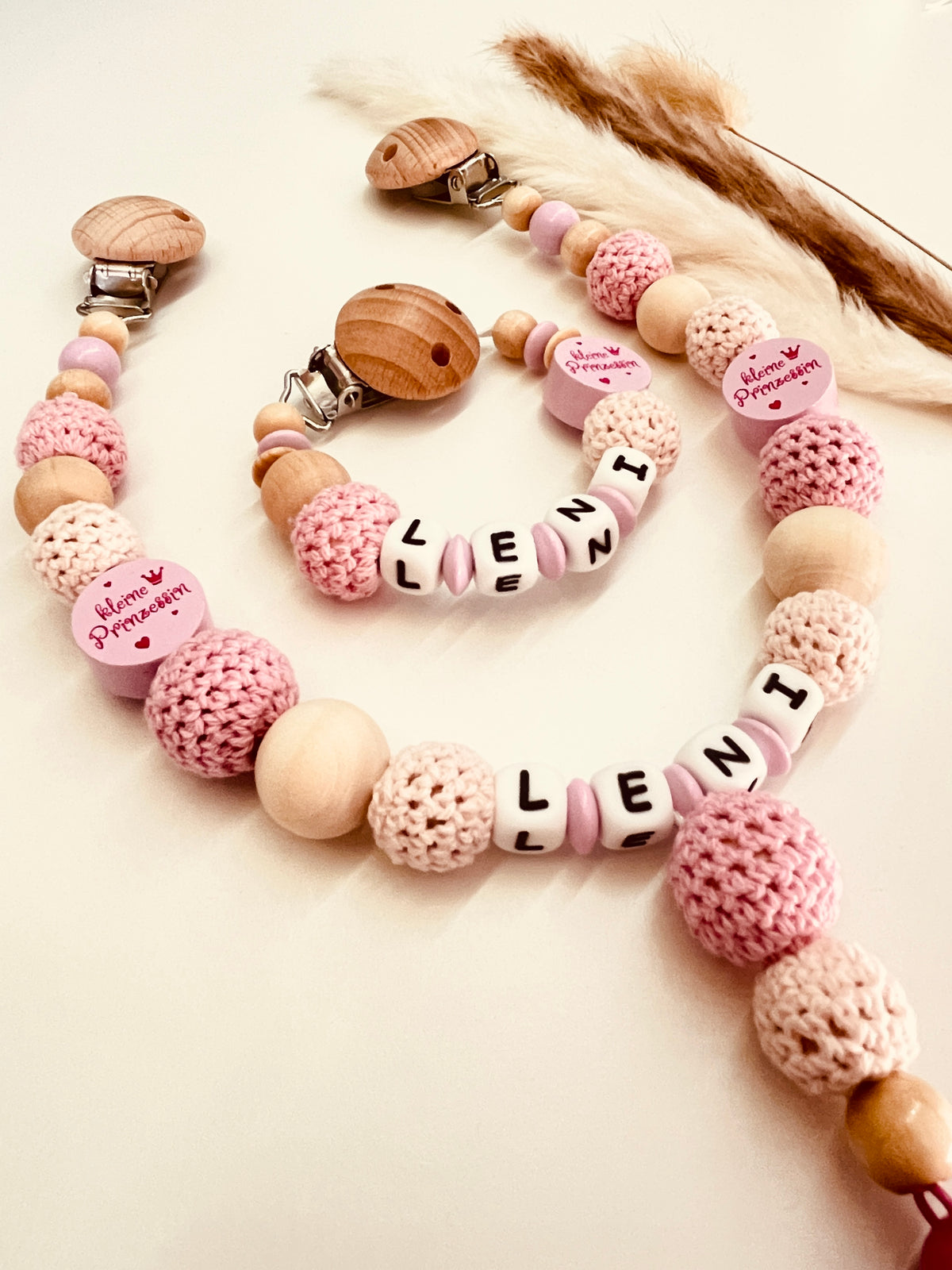Schnullerkette und Kinderwagenkette kleine Prinzessin in rosa-natur, personalisiert mit Namen
