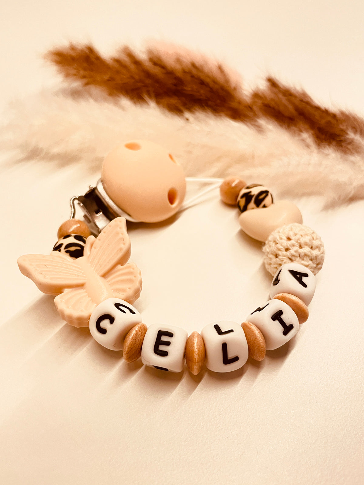 Schnullerkette Schmetterling Herz beige Leo personalisiert mit Namen Geschenk Geburt