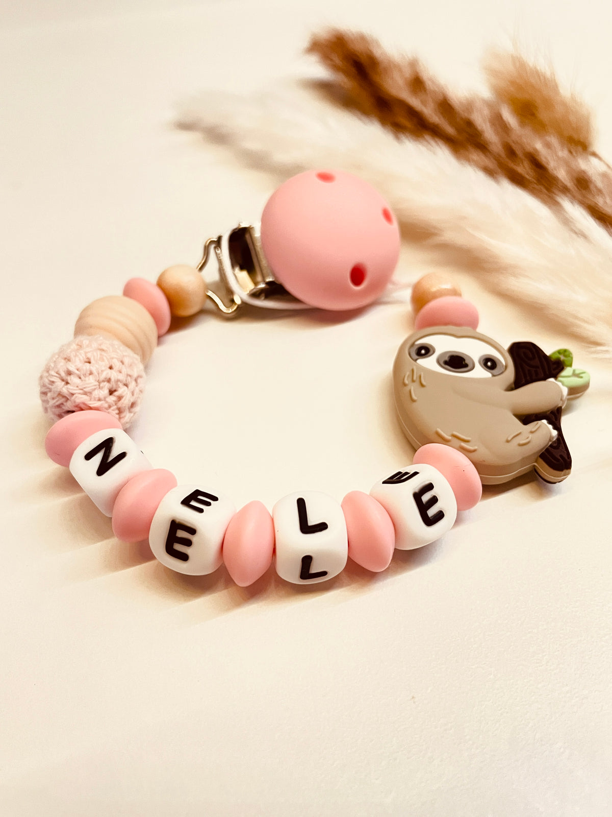 Schnullerkette Faultier rosa natur personalisiert handgefertigt Babygeschenk Mädchen
