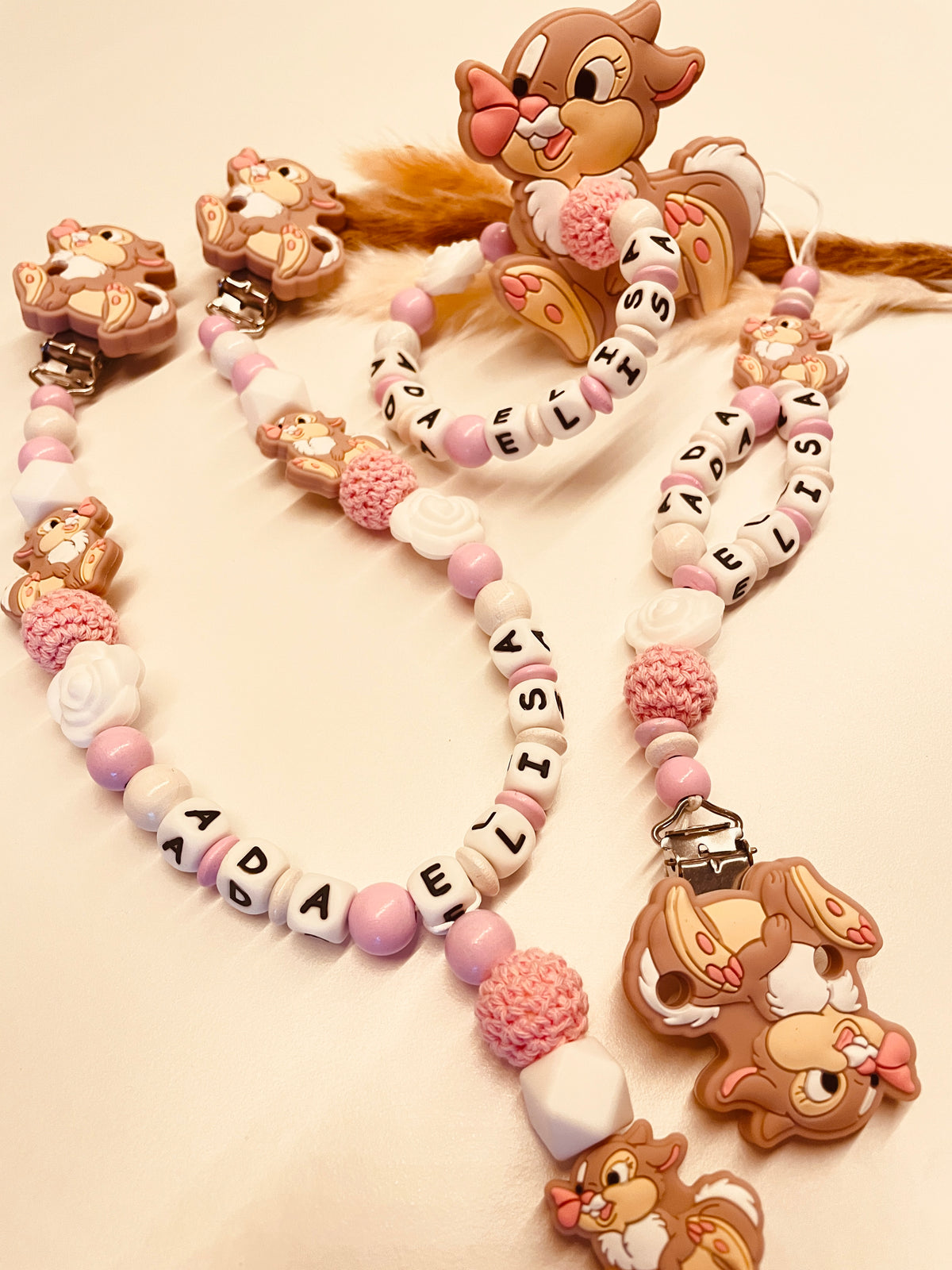 Schnullerkette, Kinderwagenkette und Greifring Hase weiß rosa, personalisiert