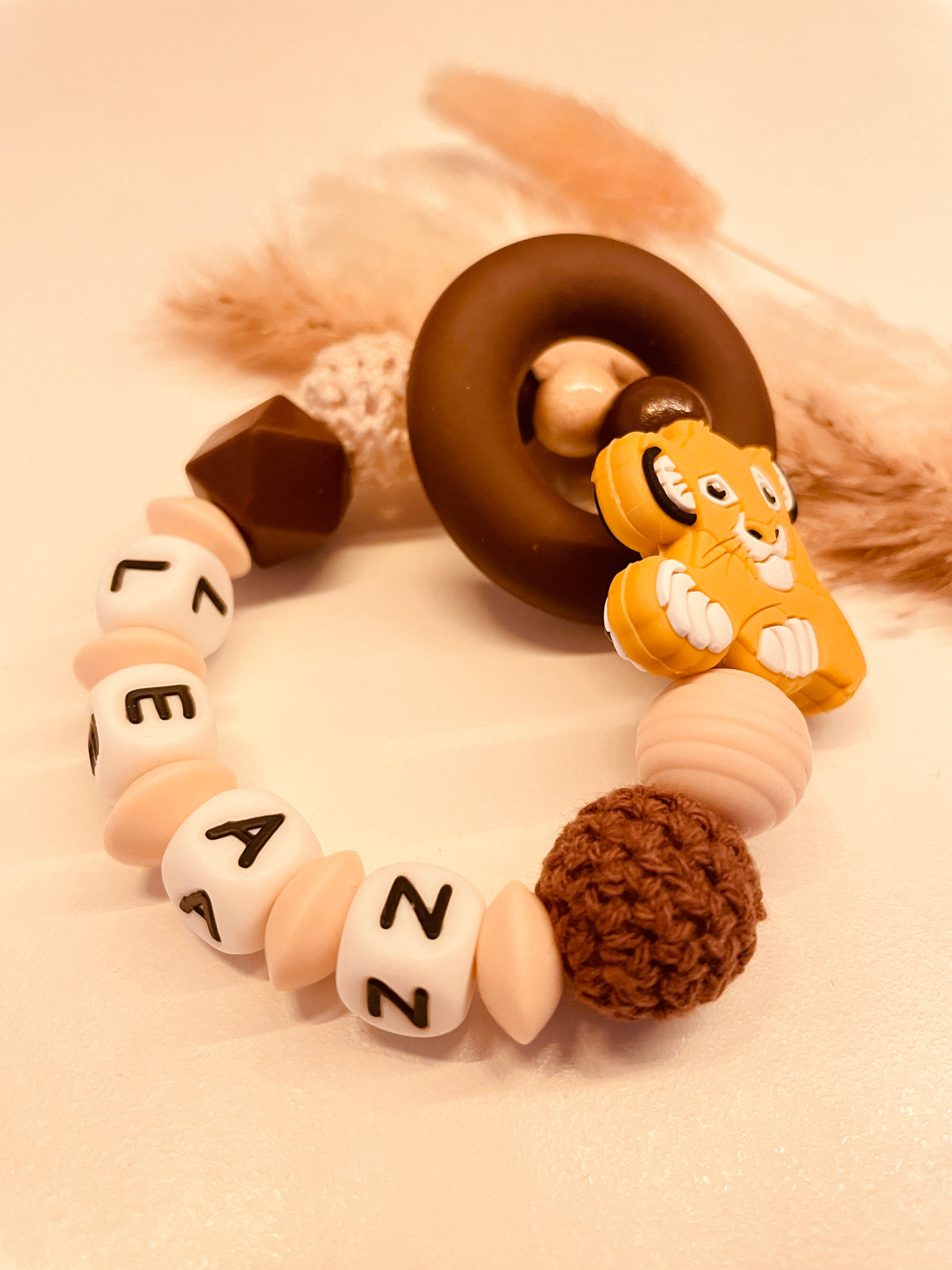 Greifring personalisiert Löwe beige braun mit Namen, Geschenk Baby Junge Mädchen mit Silikonring