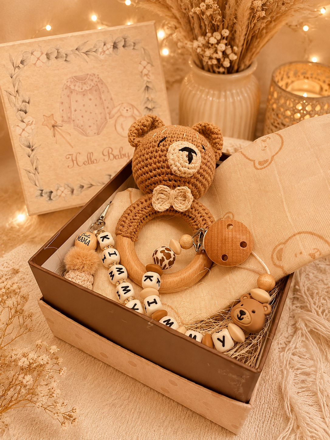 Geschenkbox Baby Set mit Schnullerkette personalisiert, Schlüsselanhänger, Häkelrassel und Spucktuch