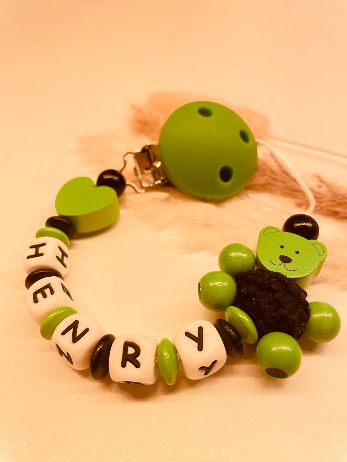 Schnullerkette mit Namen personalisiert Bär mit Körper und Herz grün 