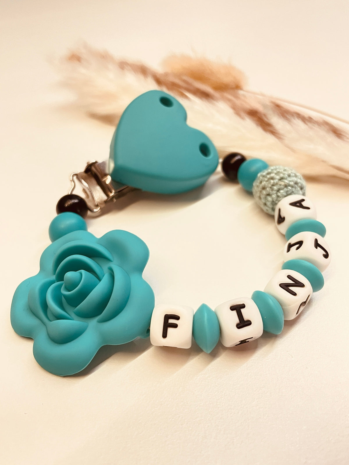 Schnullerkette Rose mit Herz türkis personalisiert mit Namen handgefertigt liebevoll