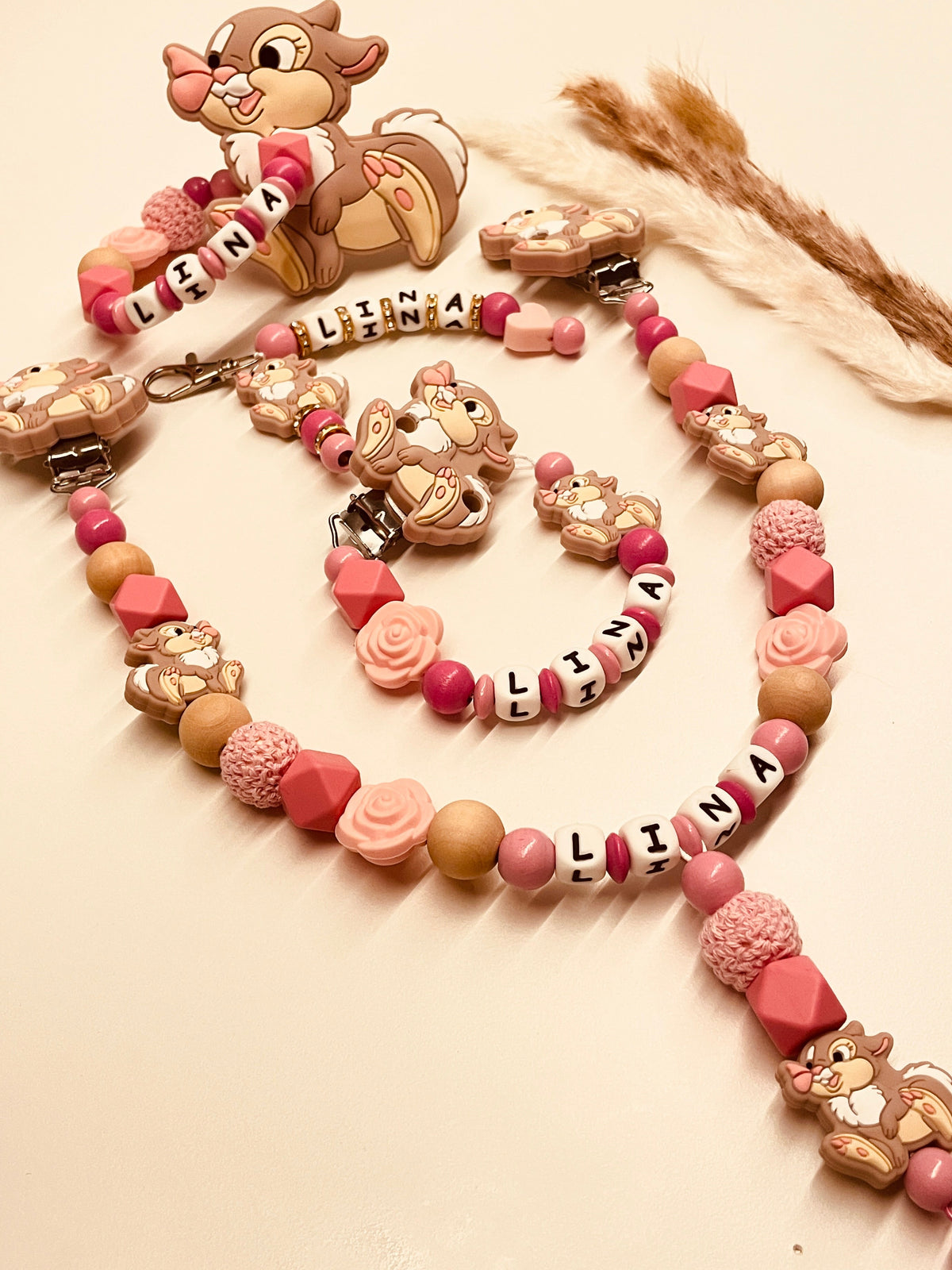 Schnullerkette, Kinderwagenkette und Greifring Hase pink mit Rosen, personalisiert