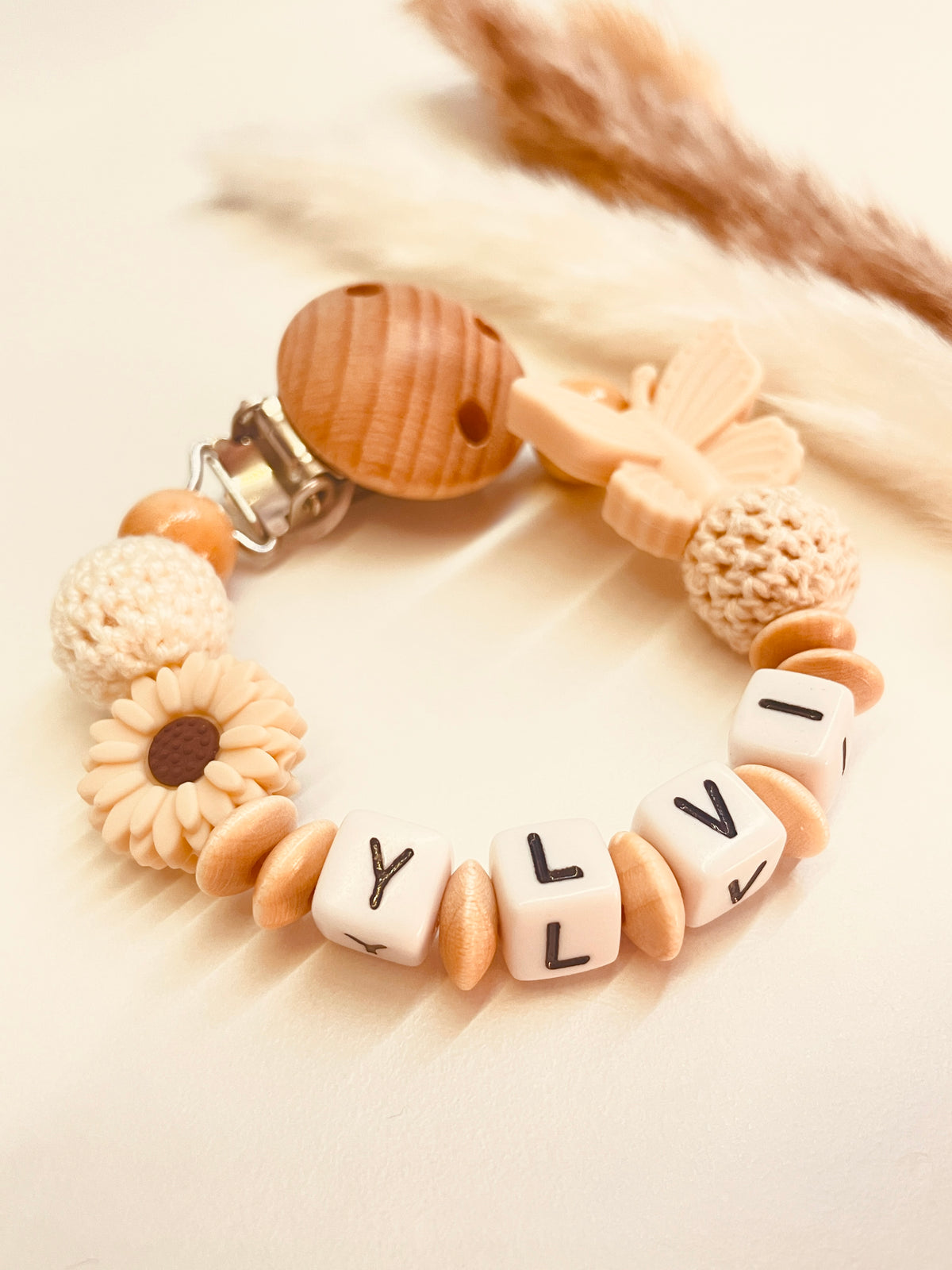 Schnullerkette Schmetterling personalisiert mit Rose und Blume in beige-natur, personalisiert mit Namen