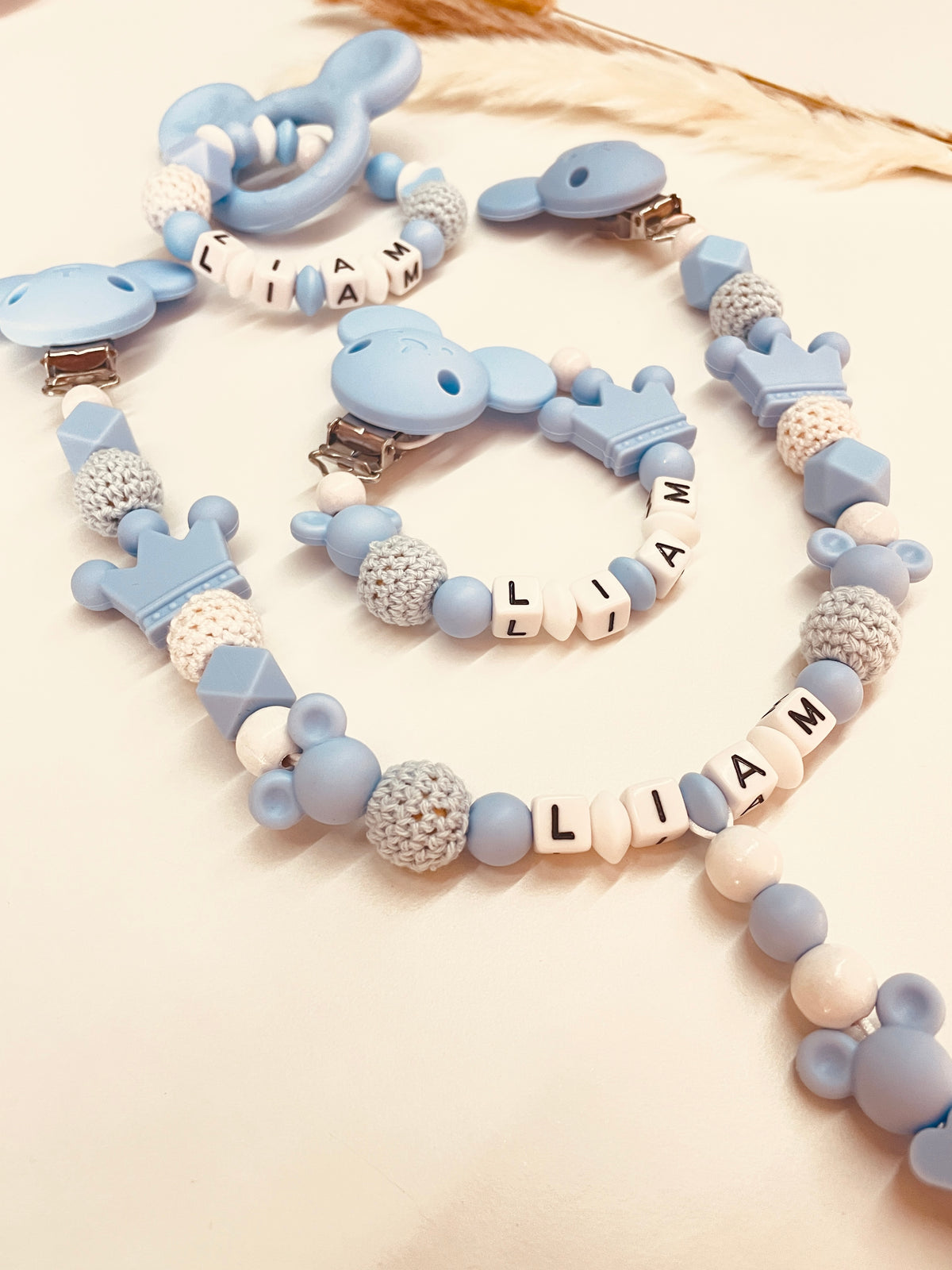 Schnullerkette, Kinderwagenkette und Greifring Maus mit Krone Prinz in blau-weiß, personalisiert