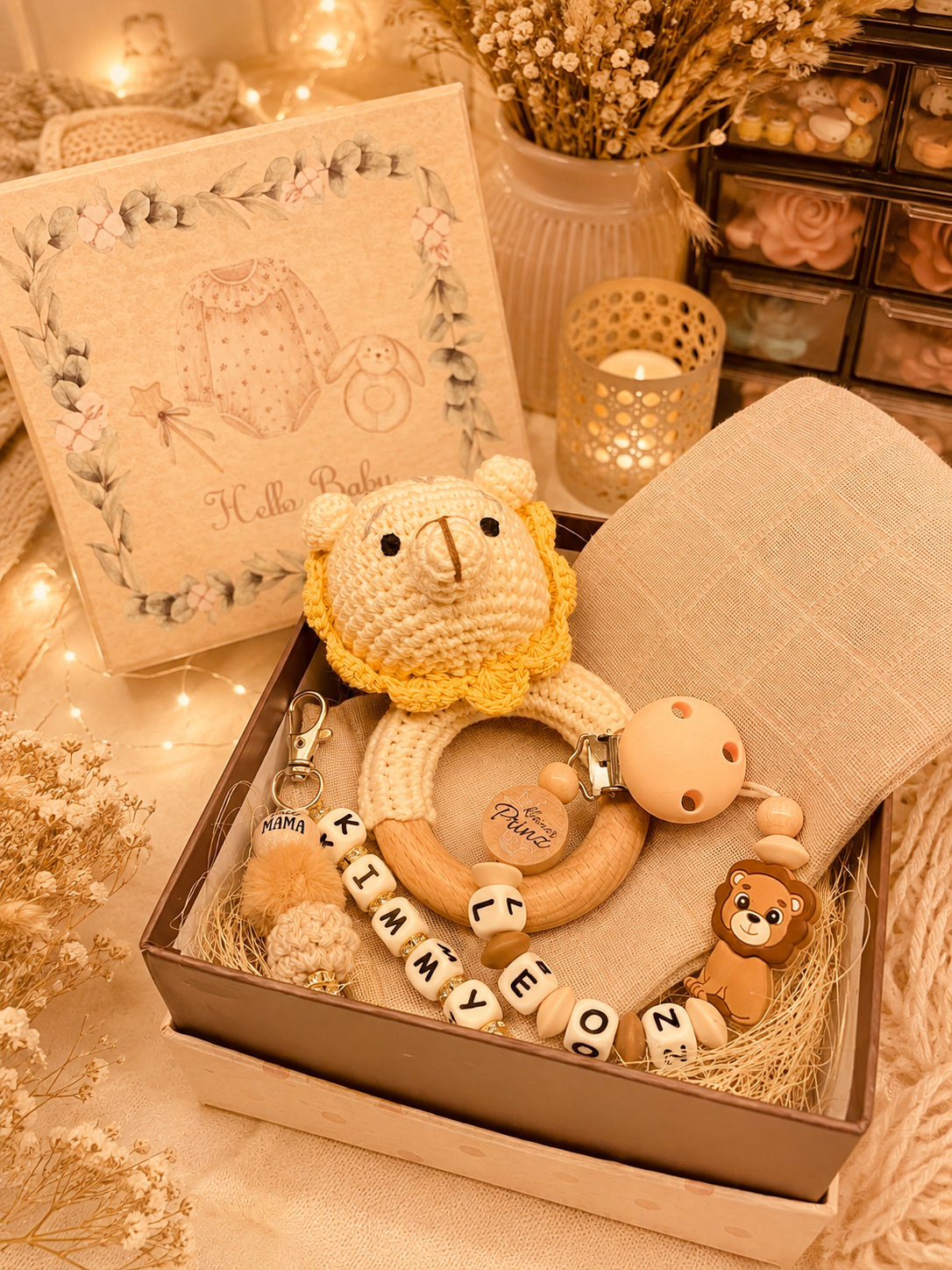 Geschenkbox Baby mit Schnullerkette Häkelrassel Spucktuch und Schlüsselanhänger Geschenk für Geburt 