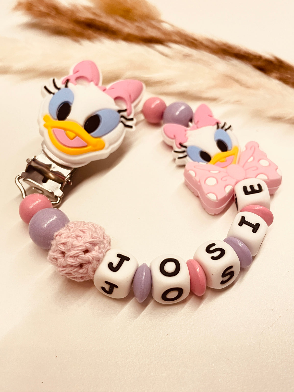 Schnullerkette Figur rosa flieder, personalisiert mit Namen