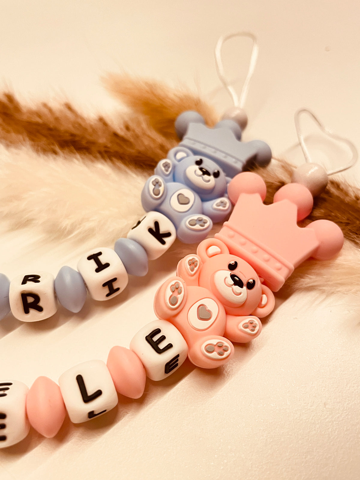 Schnullerkette Bär mit Krone blau oder rosa, personalisiert mit Namen