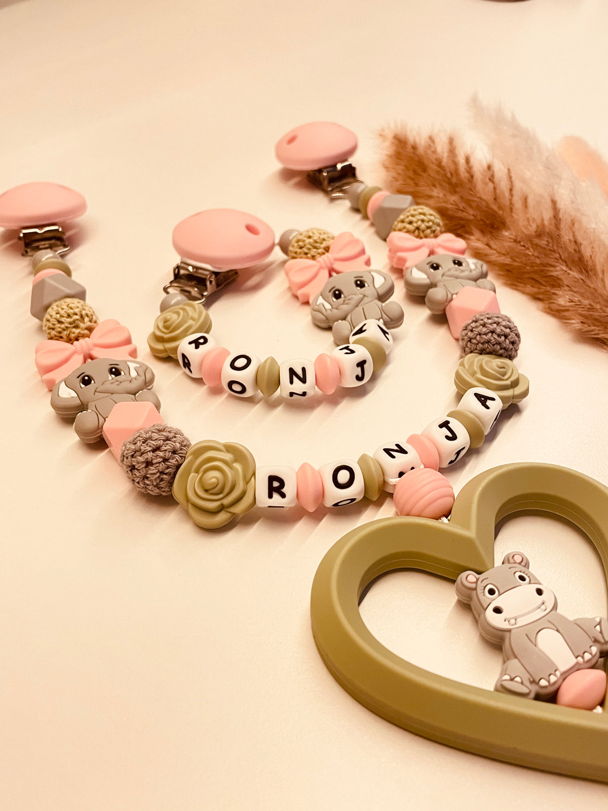 Schnullerkette, Kinderwagenkette personalisiert Elefant lint grau rosa