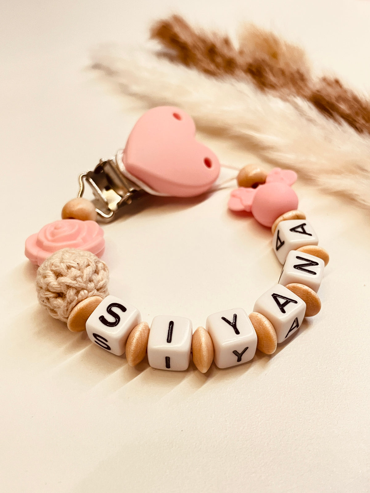 Schnullerkette Maus mit Rose in rosa-natur, personalisiert mit Namen