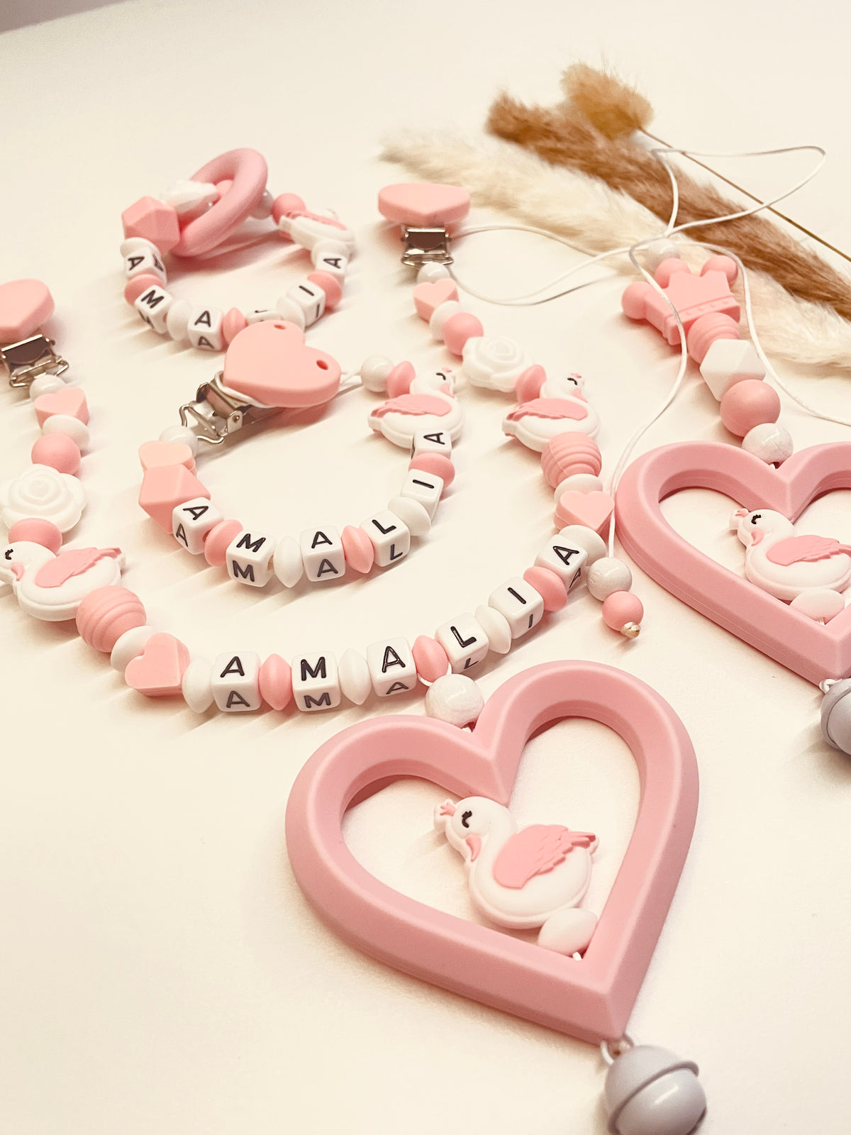 Schnullerkette Schwan rosa weiß Komplettset mit Kinderwagenkette Greifring personalisiert handgefertigt
