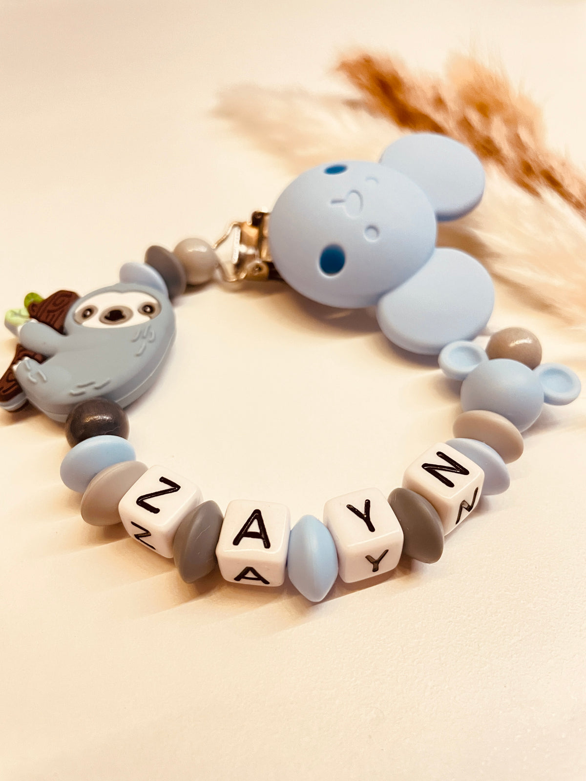 Schnullerkette Faultier Maus blau personalisiert handgefertigt Babygeschenk Junge
