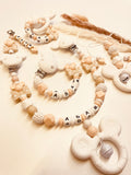 Schnullerkette Maus beige weiß Set mit Kinderwagenkette Greifring Babyschalenanhänger personalisiert
