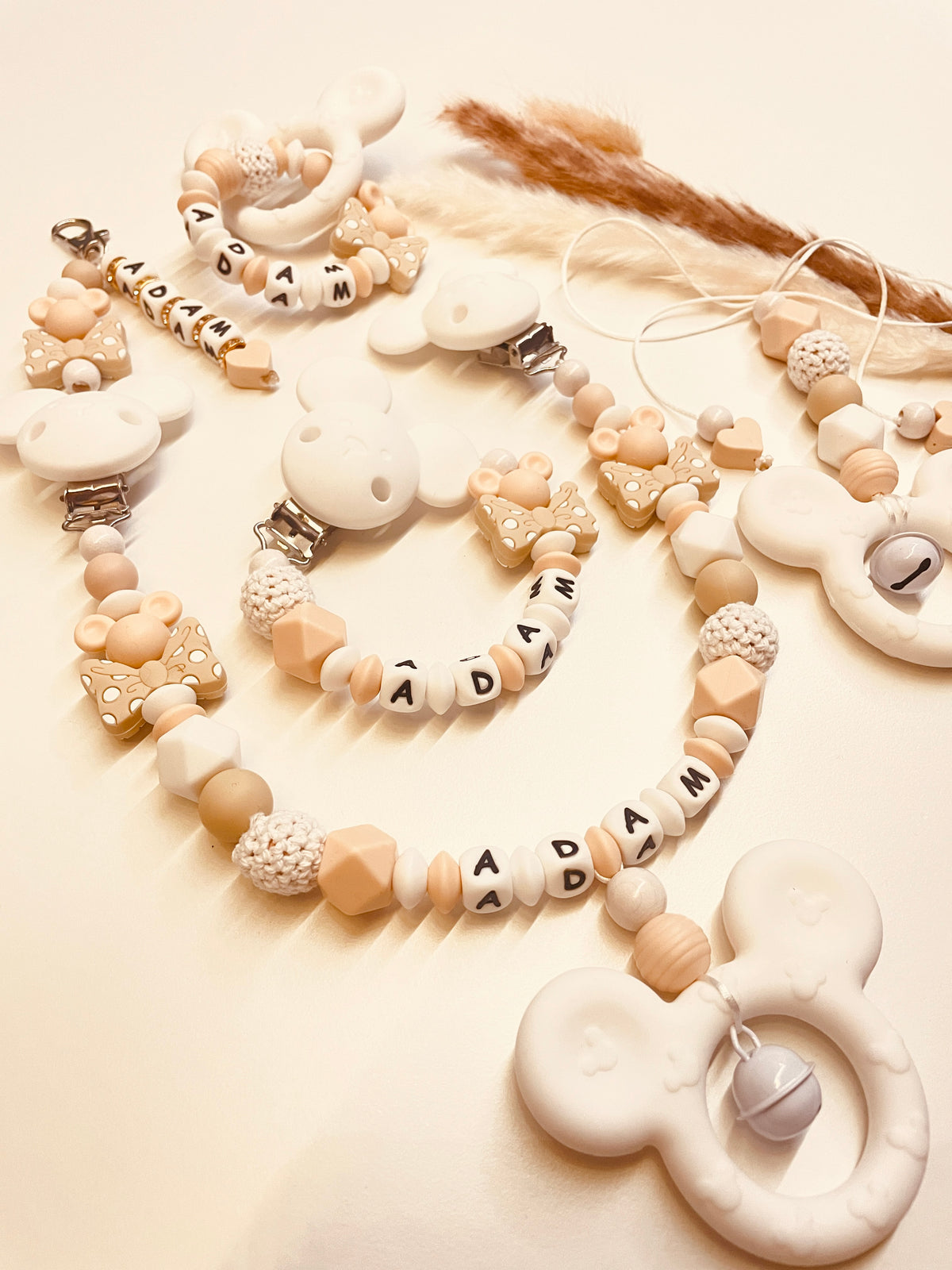 Schnullerkette Maus beige weiß Set mit Kinderwagenkette Greifring Babyschalenanhänger personalisiert
