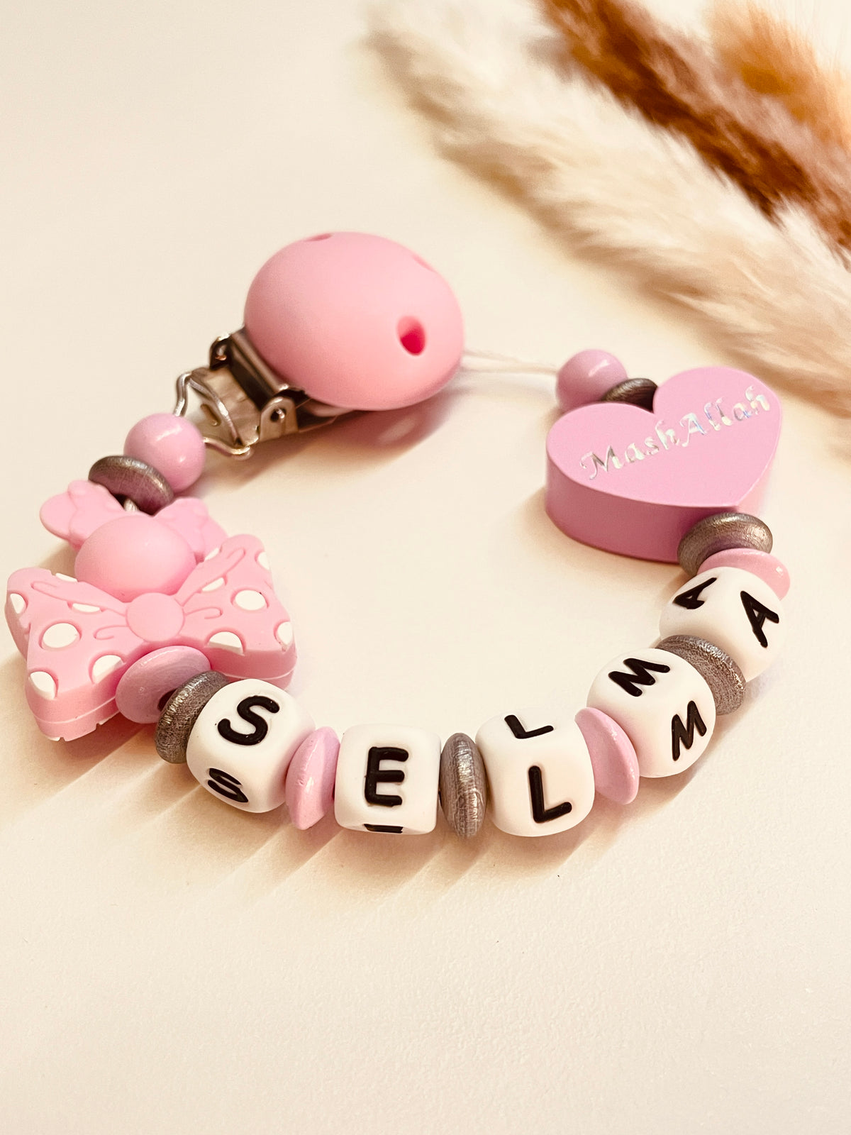 Schnullerkette Mashallah rosa silber Detailansicht mit Herz und Schleife personalisierbar