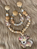 Schnullerkette und Kinderwagenkette Hase in natur-beige, personalisiert mit Namen