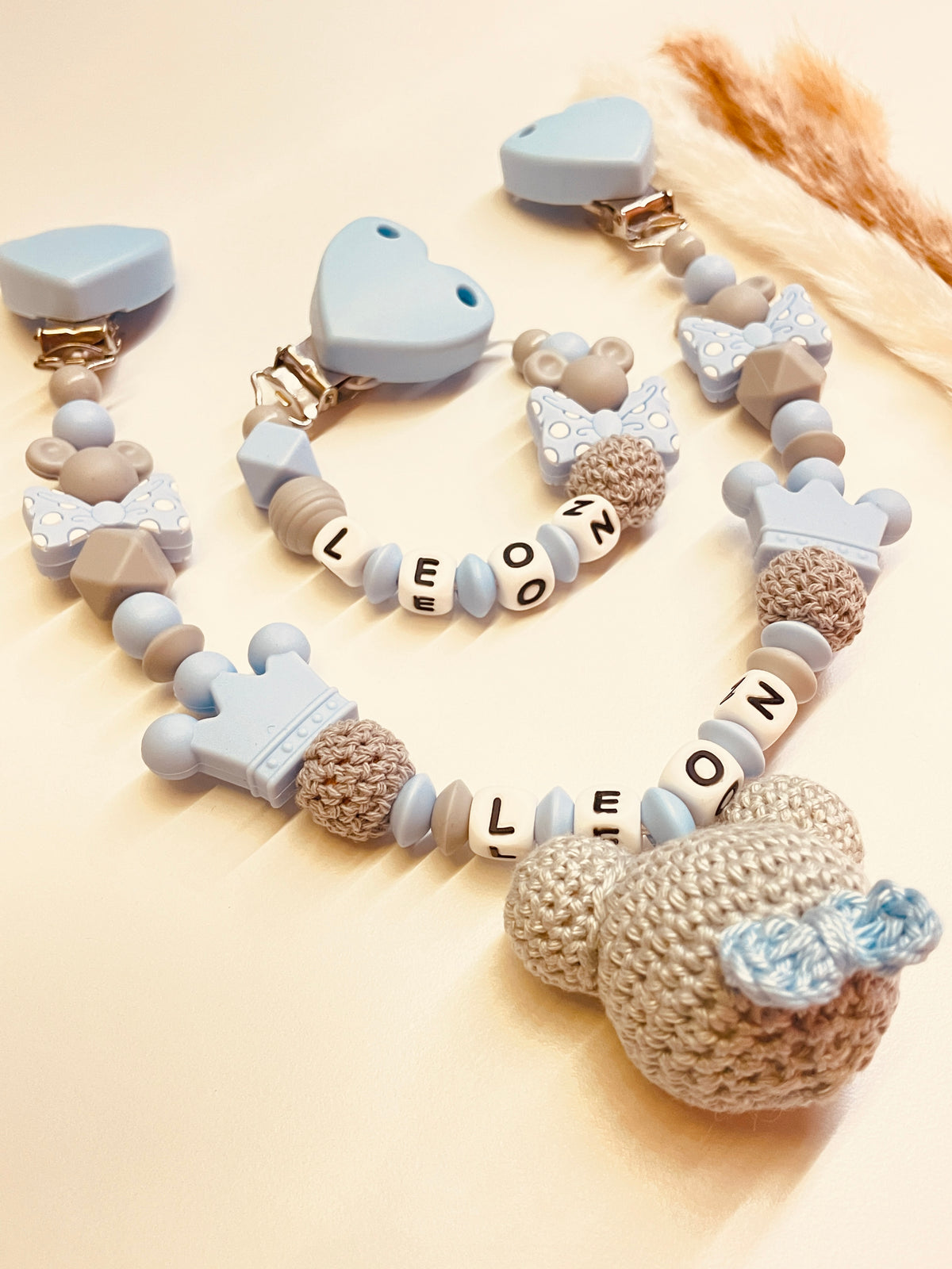 Schnullerkette Kinderwagenkette Maus gehäkelt blau grau Set personalisiert Babygeschenk Junge
