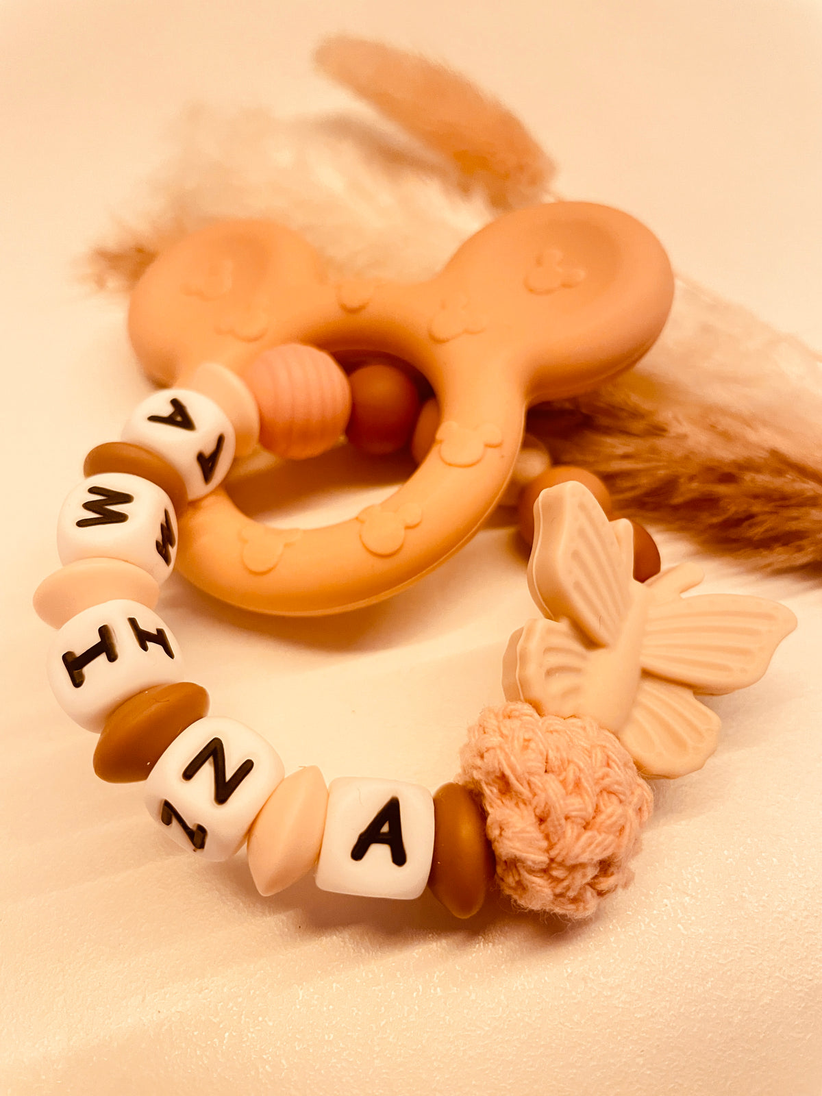 Greifring personalisiert Maus peach beige braun mit Namen und Schmetterling, Silikonring