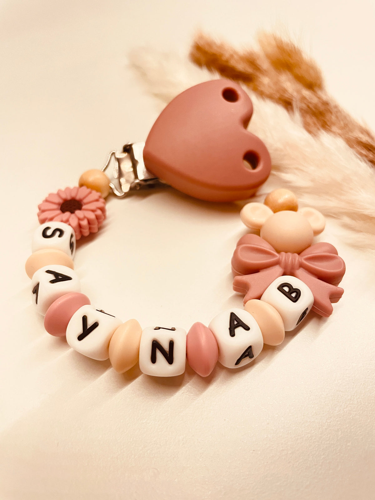 Schnullerkette Maus mit Schleife und Blume altrosa beige personalisiert handgefertigt