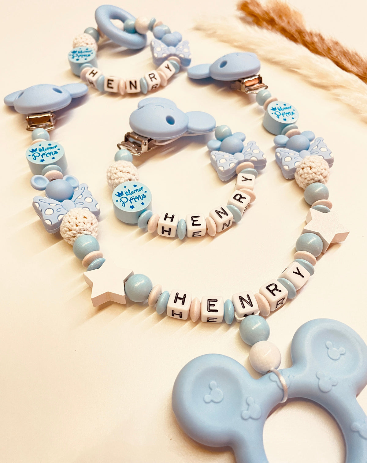 Schnullerkette, Kinderwagenkette und Greifring Maus mit Schleife kleiner Prinz in blau-weiß, personalisiert