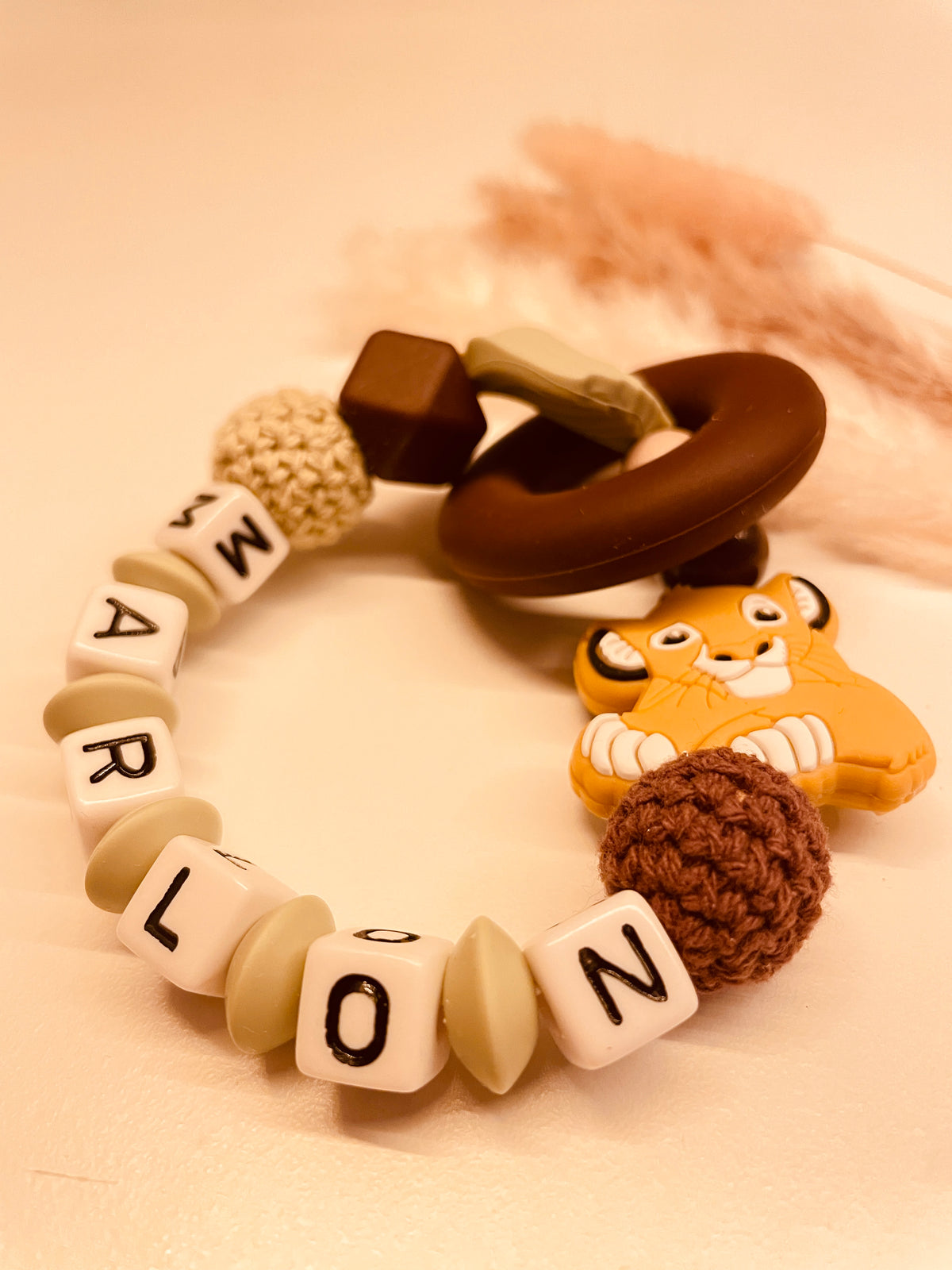 Greifring personalisiert mit Namen Löwe grün braun, Geschenk Baby, Jungen, Mädchen 