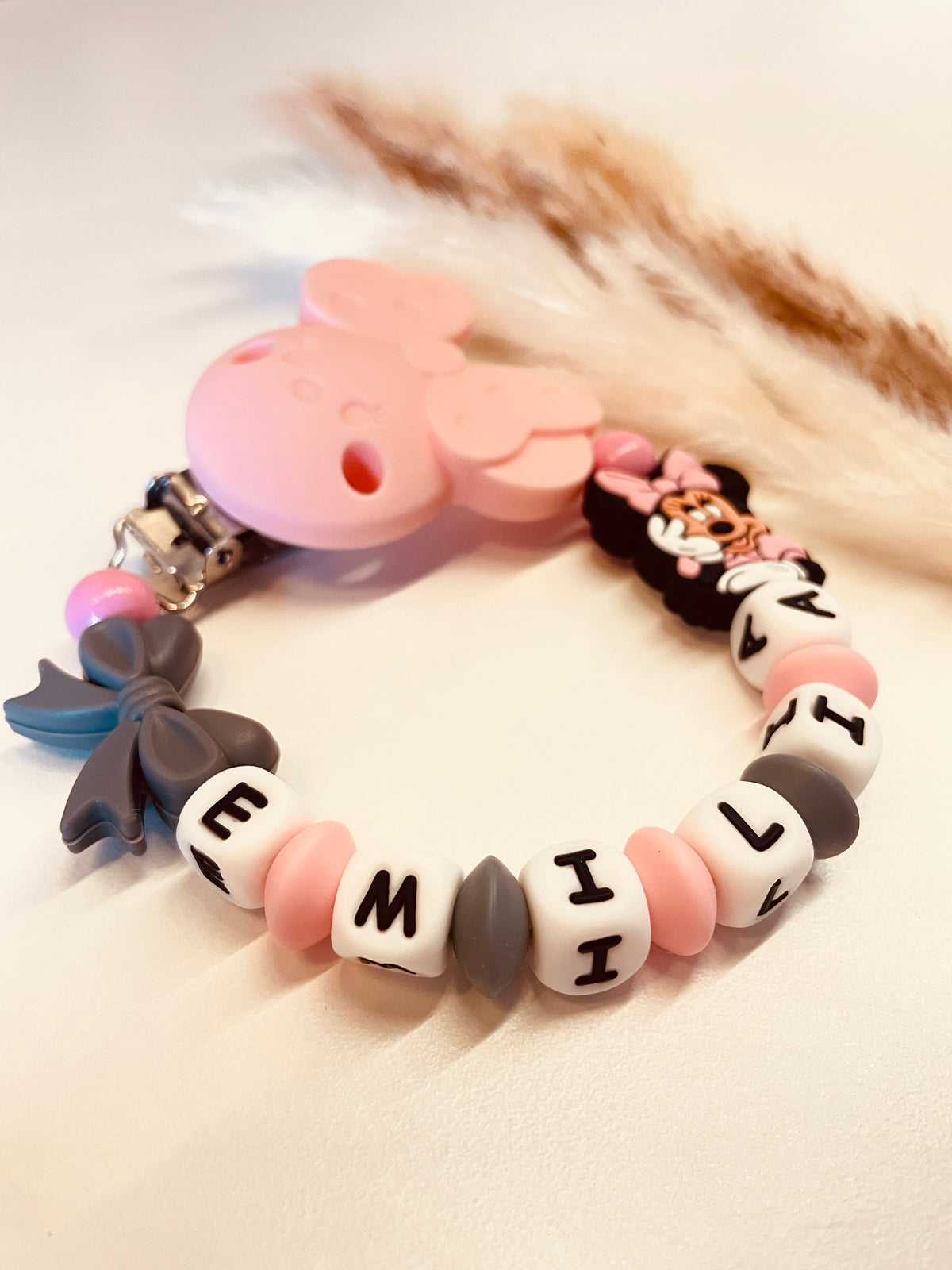 Schnullerkette Maus Figur grau rosa, personalisiert mit Namen