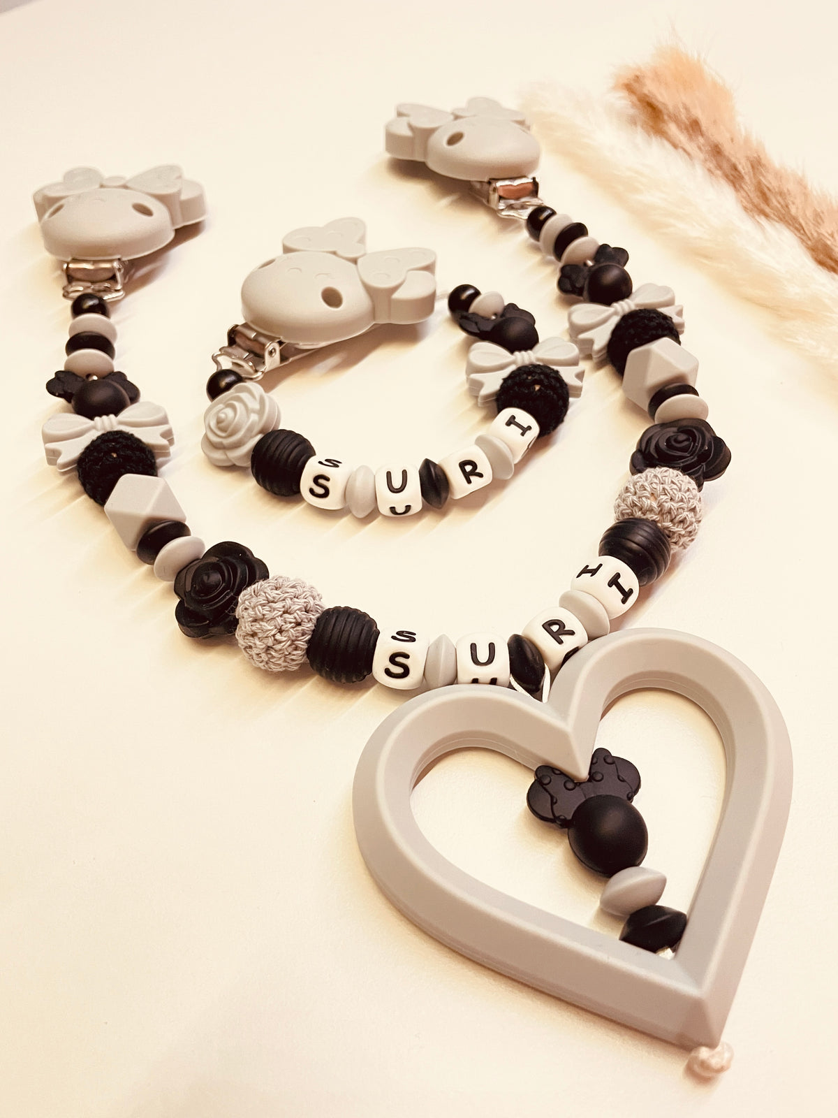 Schnullerkette und Kinderwagenkette Maus schwarz-grau mit Schleife, personalisiert mit Namen
