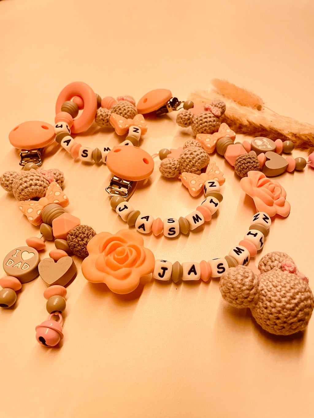 Schnullerkette Kinderwagenkette Greifring Maus grau/rosa Häkelmaus Maus gehäkelt für Mädchen I love Mom, I love Dad 
