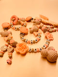Schnullerkette Kinderwagenkette Greifring Maus grau/rosa Häkelmaus Maus gehäkelt für Mädchen I love Mom, I love Dad 
